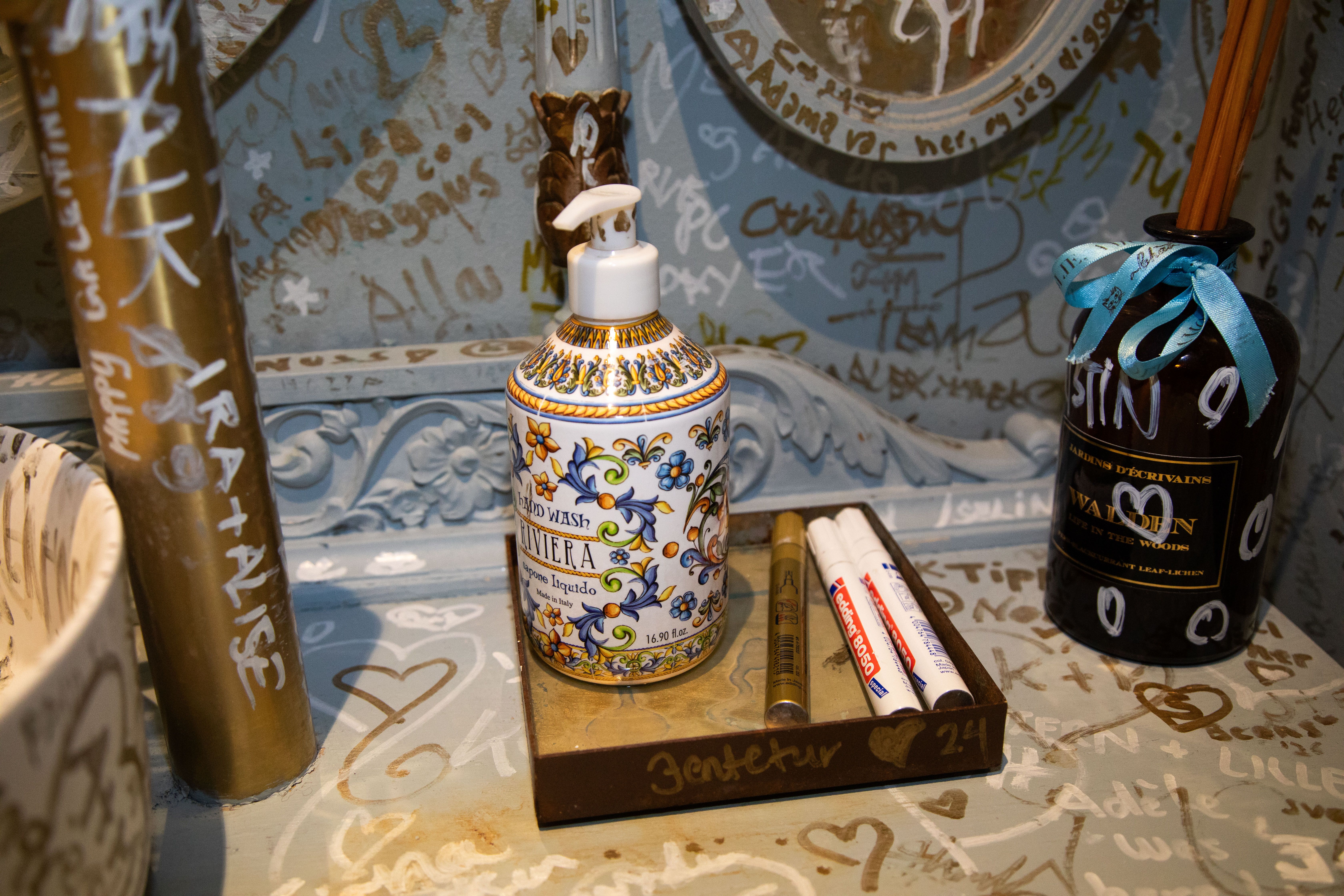 Gullpenner servert på gullfat.