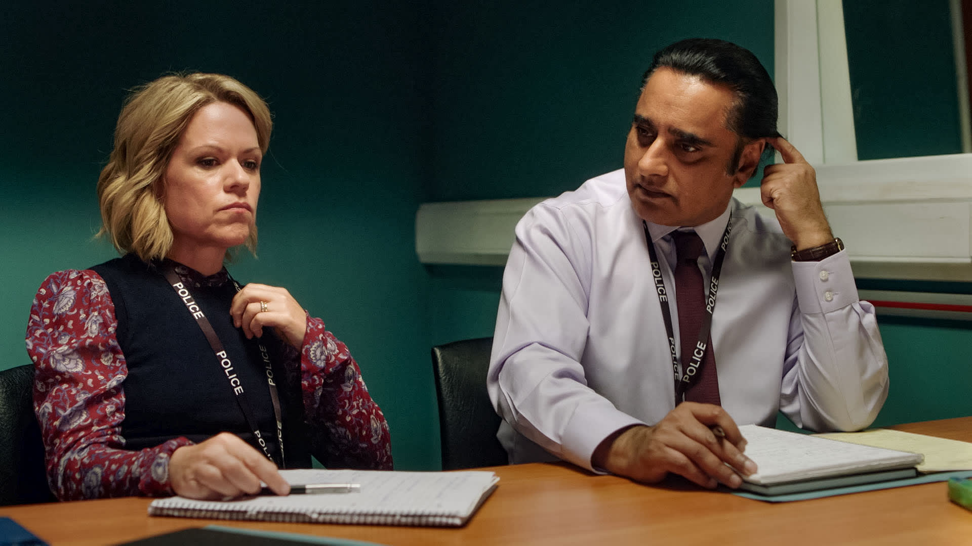 Samarbeidet mellom DCI Jess James (Sinéad Keenan) og DI Sunil «Sunny» Khan (Sanjeev Bhaskar) starter dårlig.