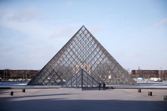 AP: Plassen foran Louvre-museet evakuert av sikkerhetshensyn