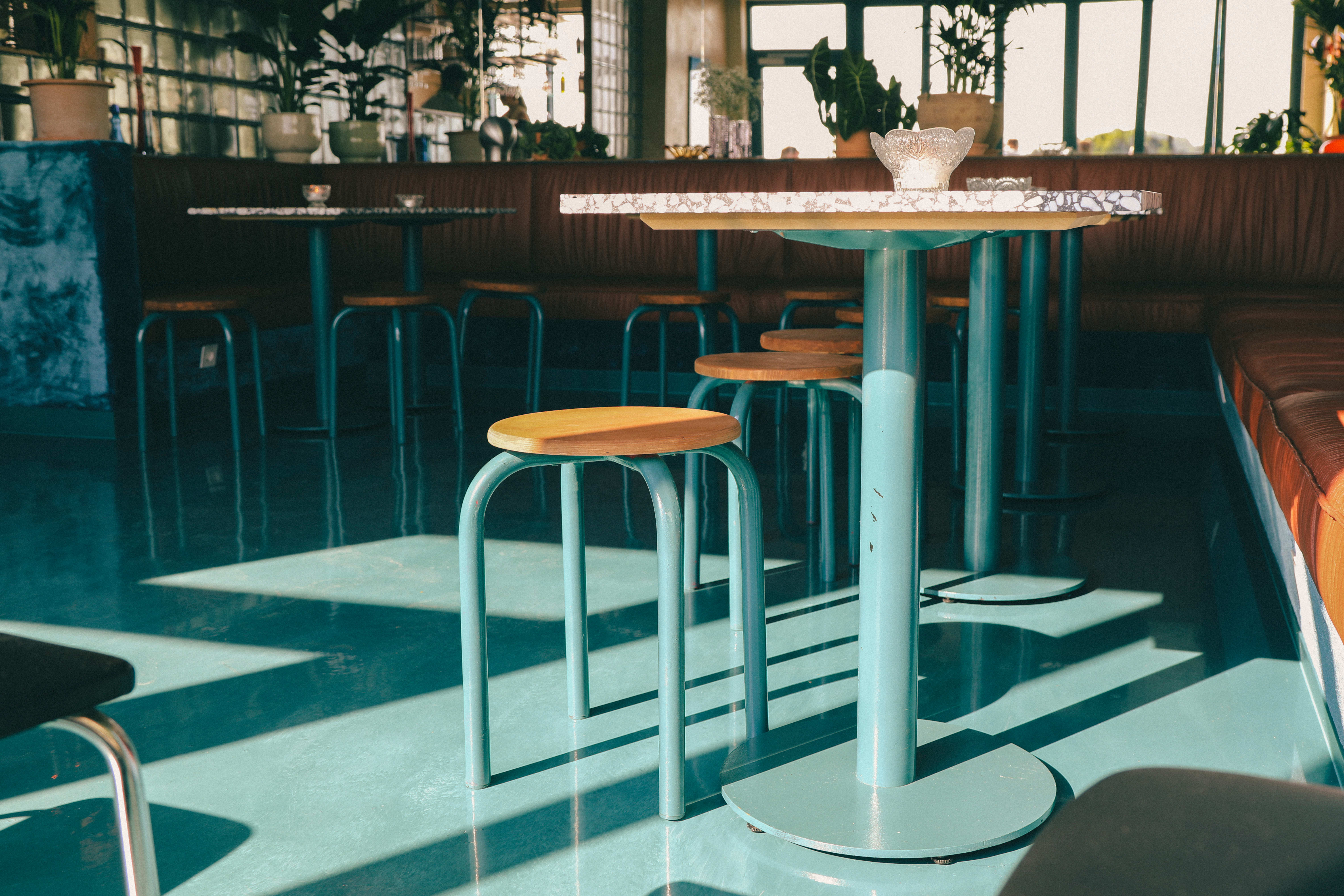 Elisabeth Limi liker godt samspillet mellom kontraster i teksturer. Her går hardt og mykt, ruglete og glatt hånd i hånd. 