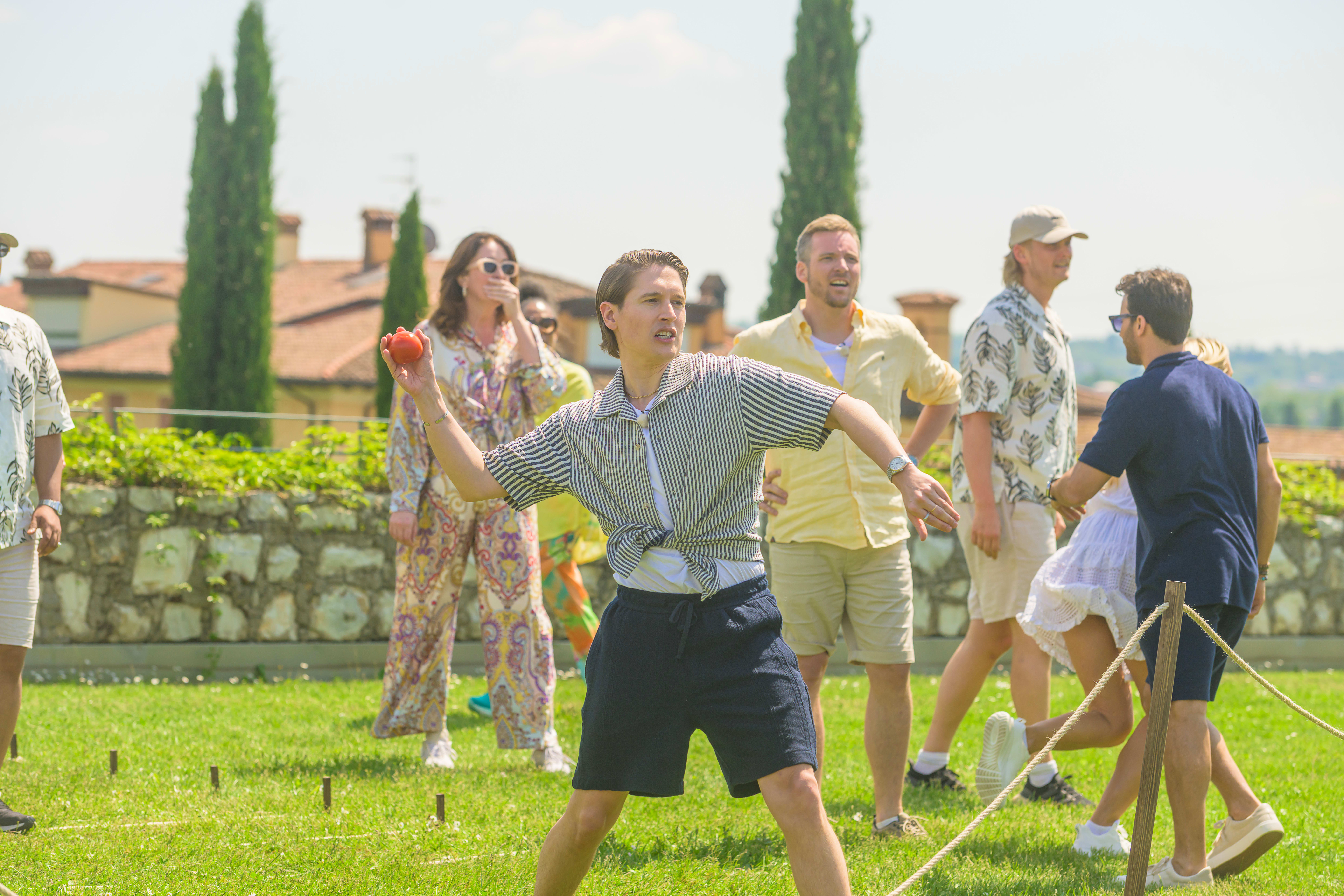 Psykolog Benjamin Baarli Silseth deltar i konkurransen om å kaste tomater på vinflasker. 