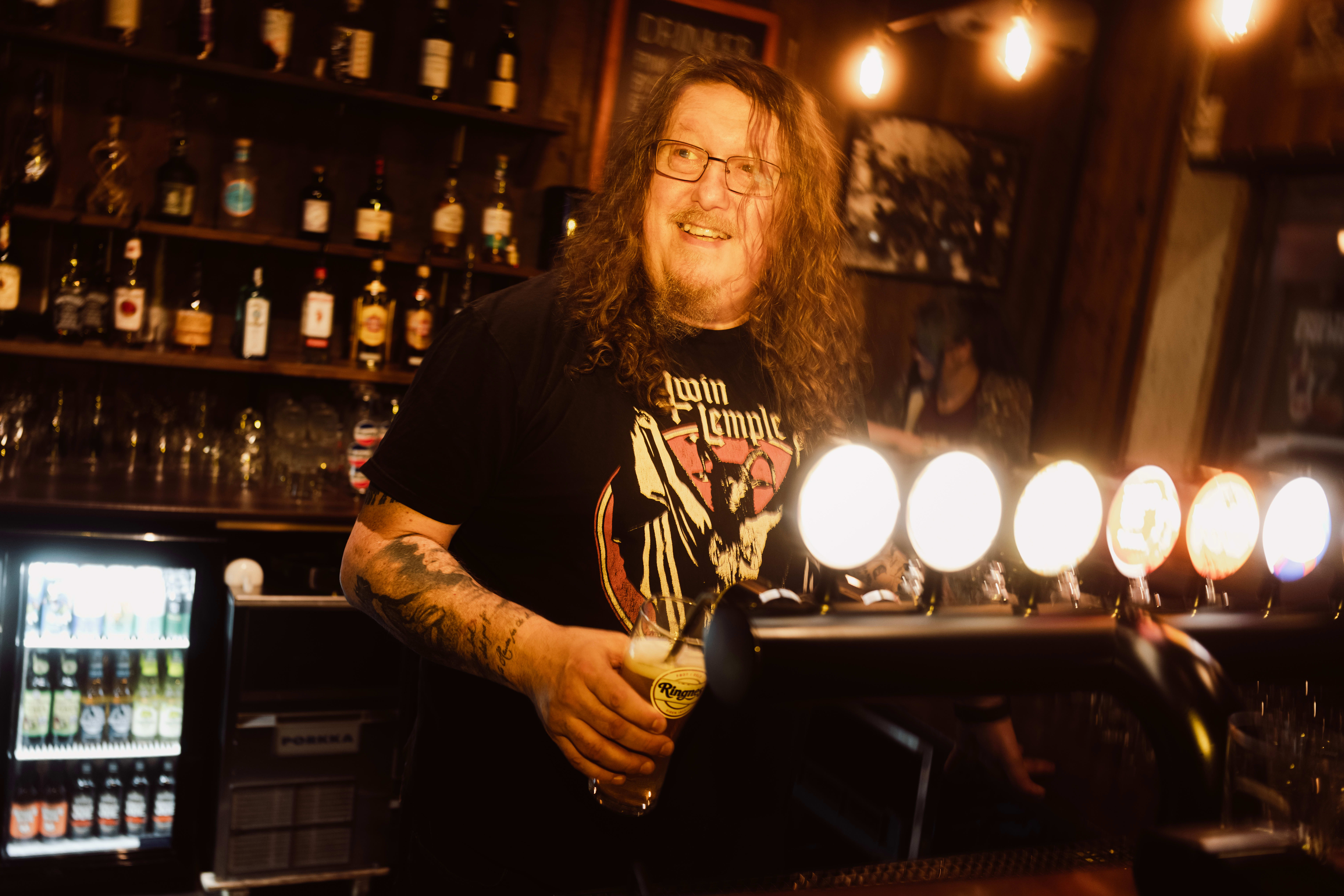 Henrik Manfredo elsker å være bartender.