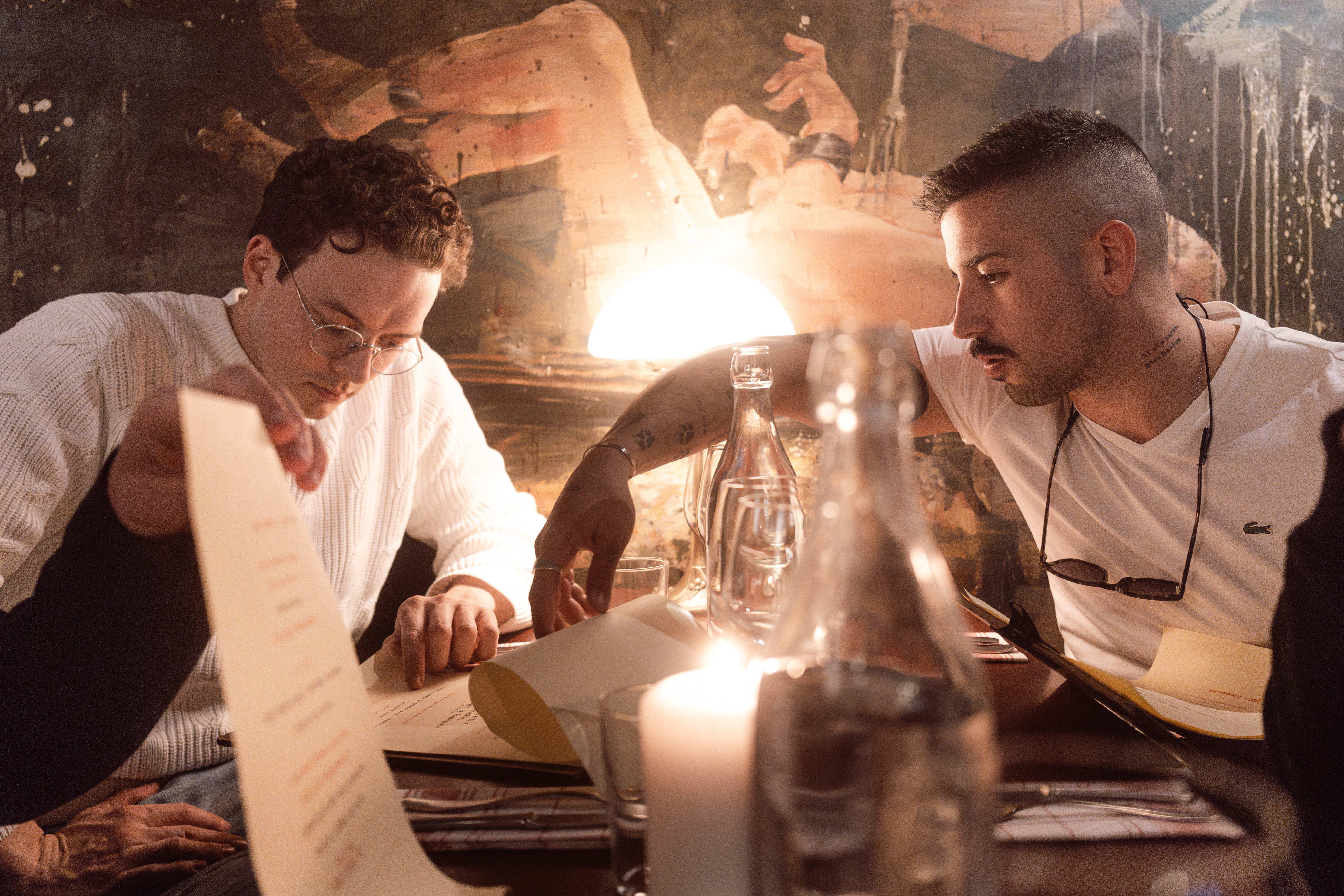 De to Michelin-kokkene går gjennom vinkartet.