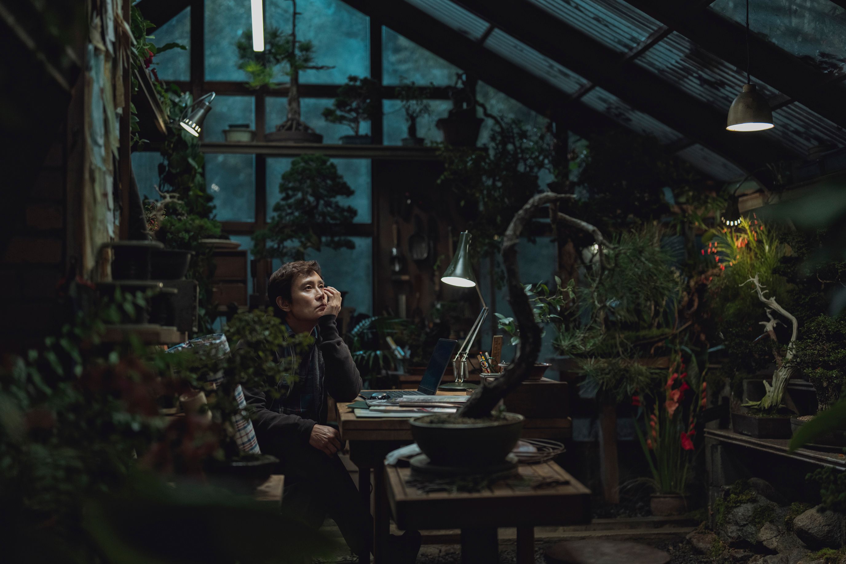 Når jobben glipper søker hovedpersonen trøst i botanikken.