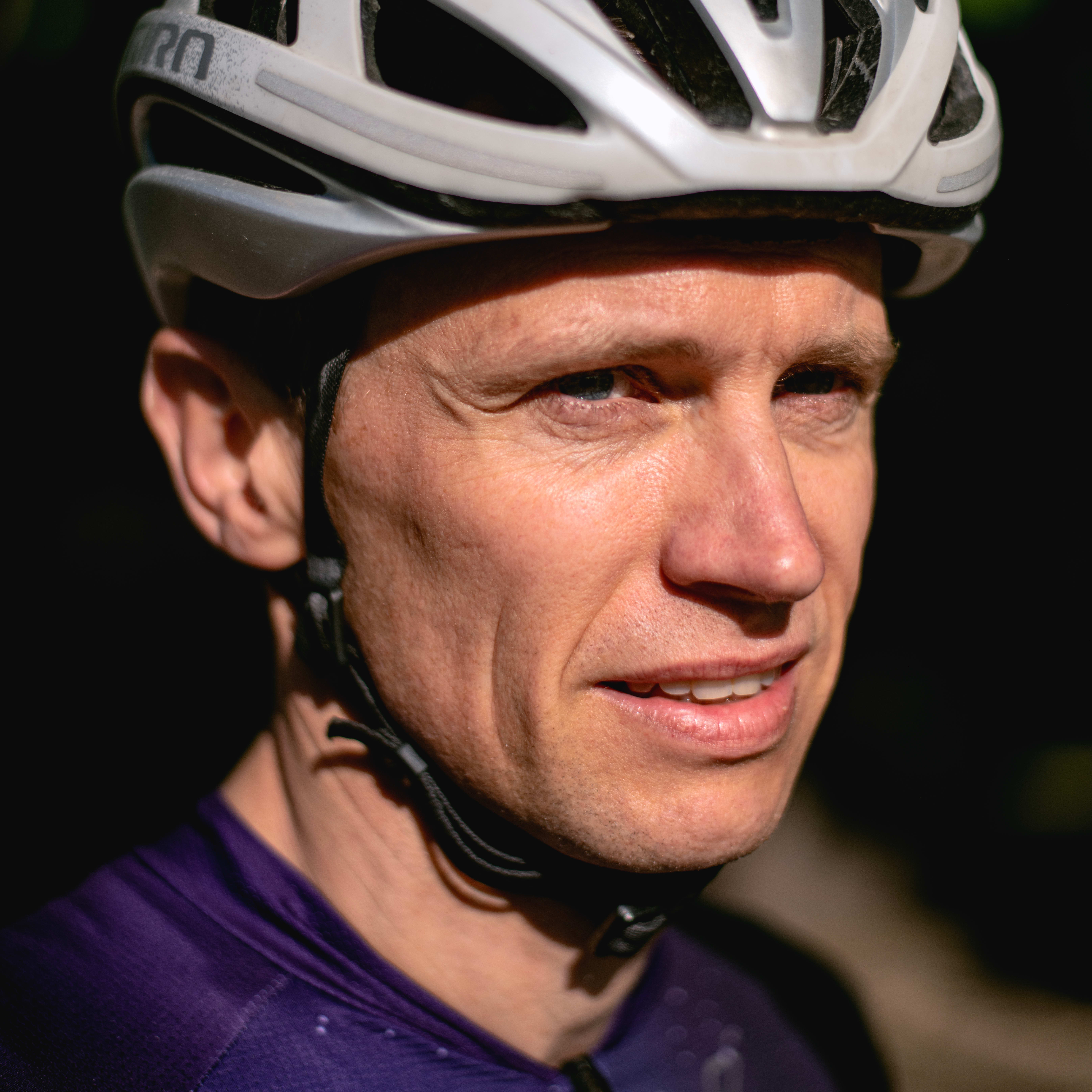 Hans Flensted-Jensen er ikke med på alle turene på Dawn Patrol. Vinteren med piggdekk er ekstra tøff, da er de som regel en gjeng på rundt 15 stykker. 