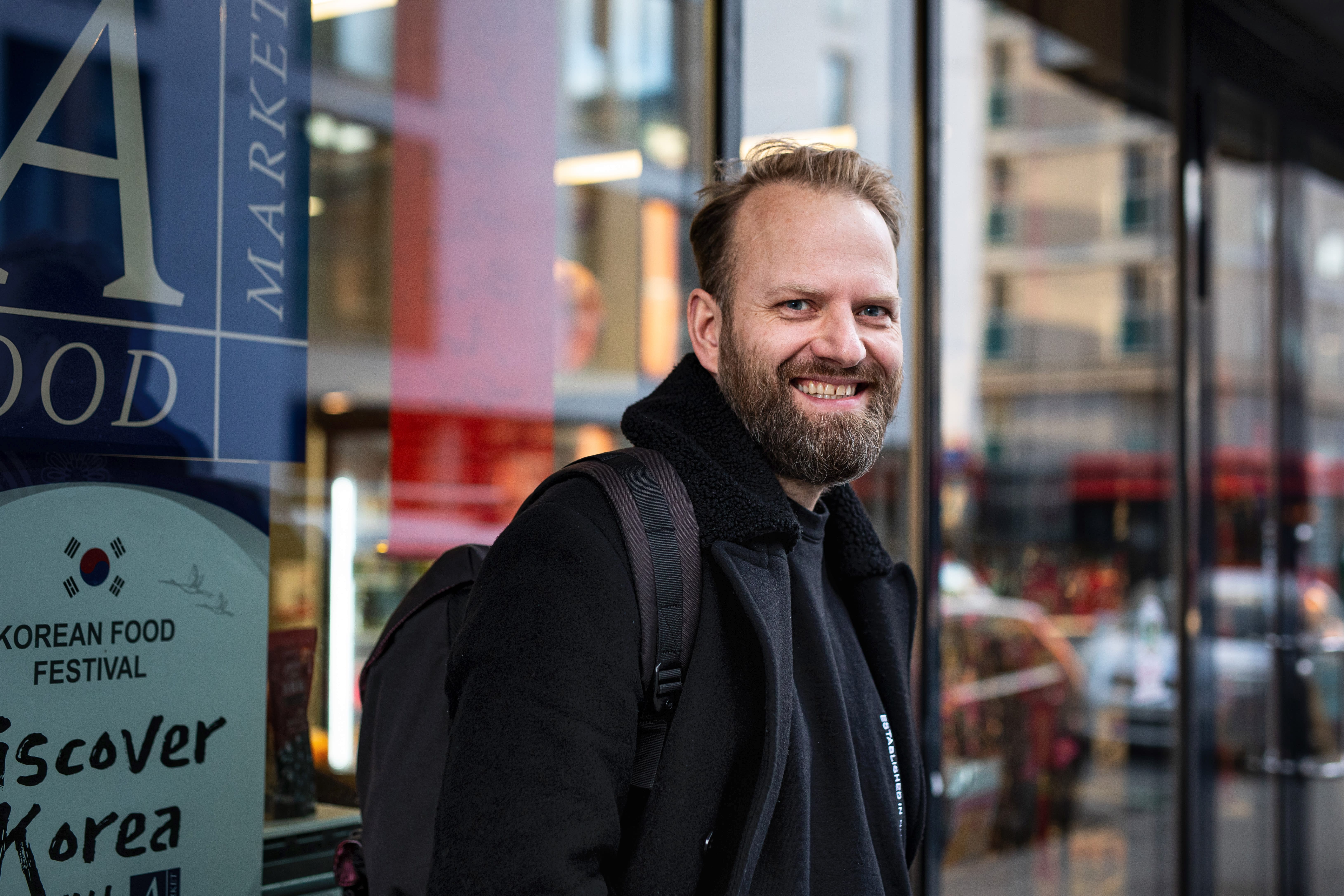 Tom Victor Gausdal har konkurrert for Norge i Bocuse d'Or. Der tok han sølv. Ha har også skrevet flere kokebøker. 