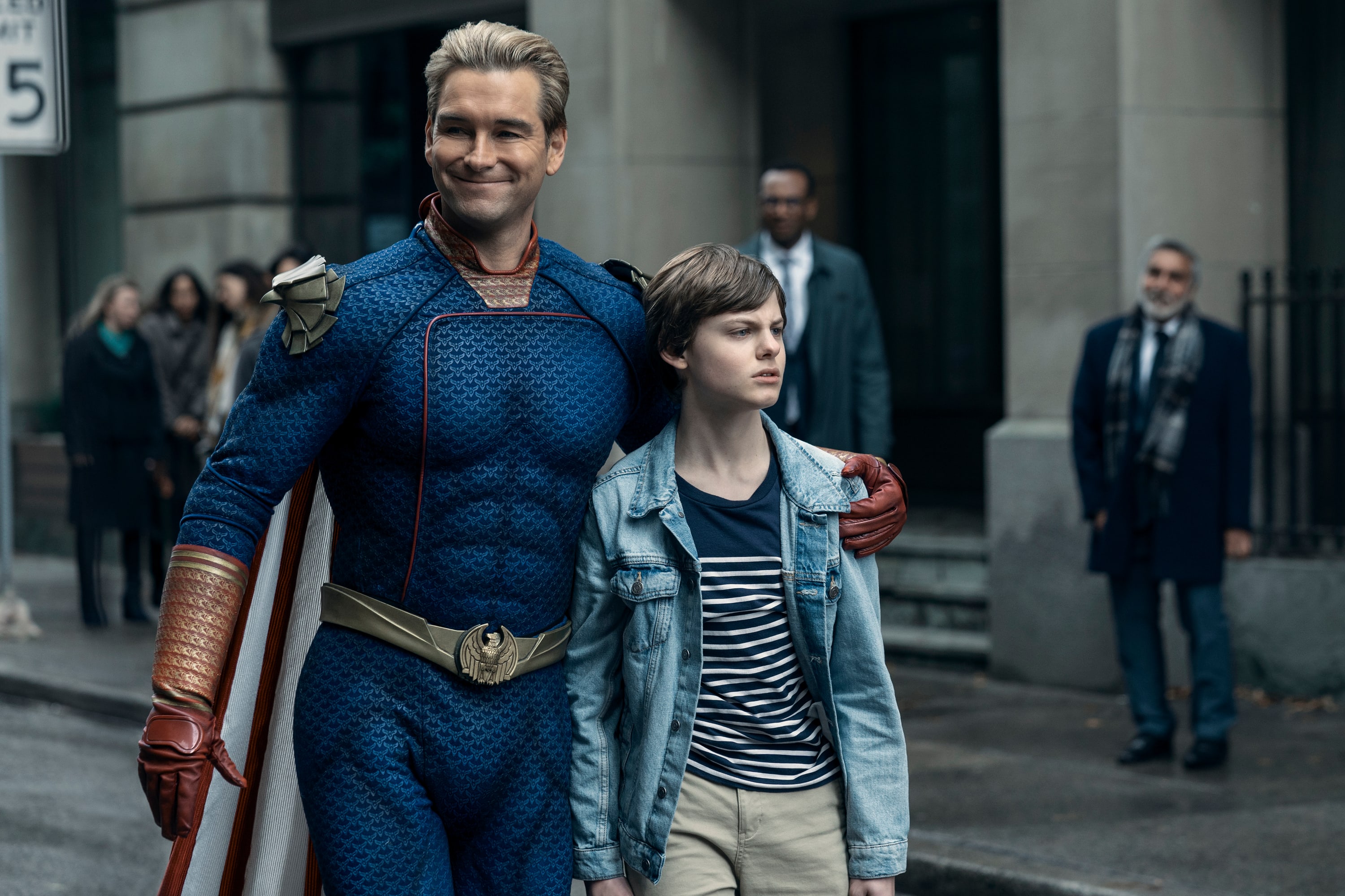 Homelander (Antony Starr) er en patriotisk superhelt i «The Boys». Han er også en megaloman psykopat. Her med sønnen Ryan, spilt av Cameron Crovetti. 