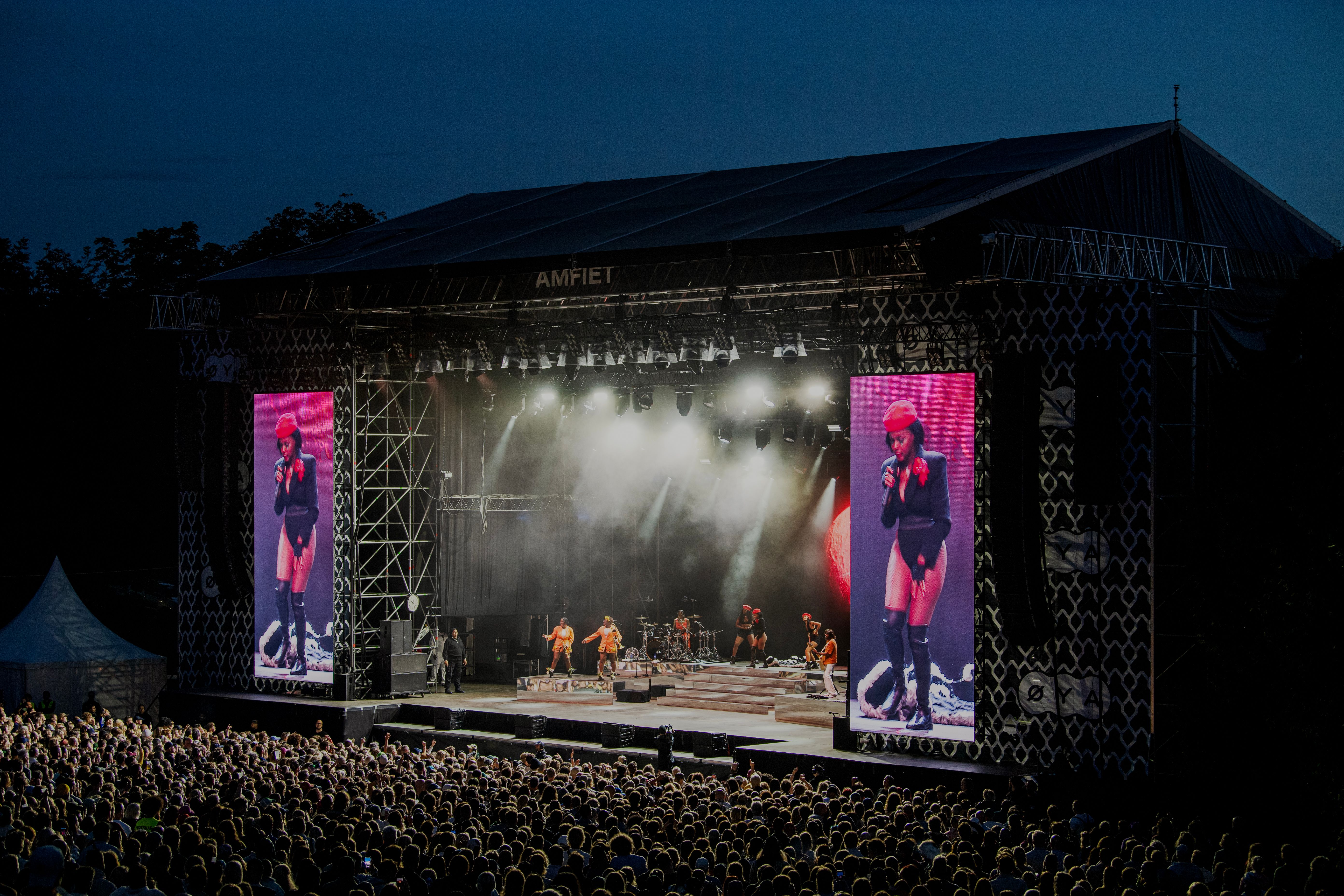 Publikum er med på dansen med Janelle Monáe.