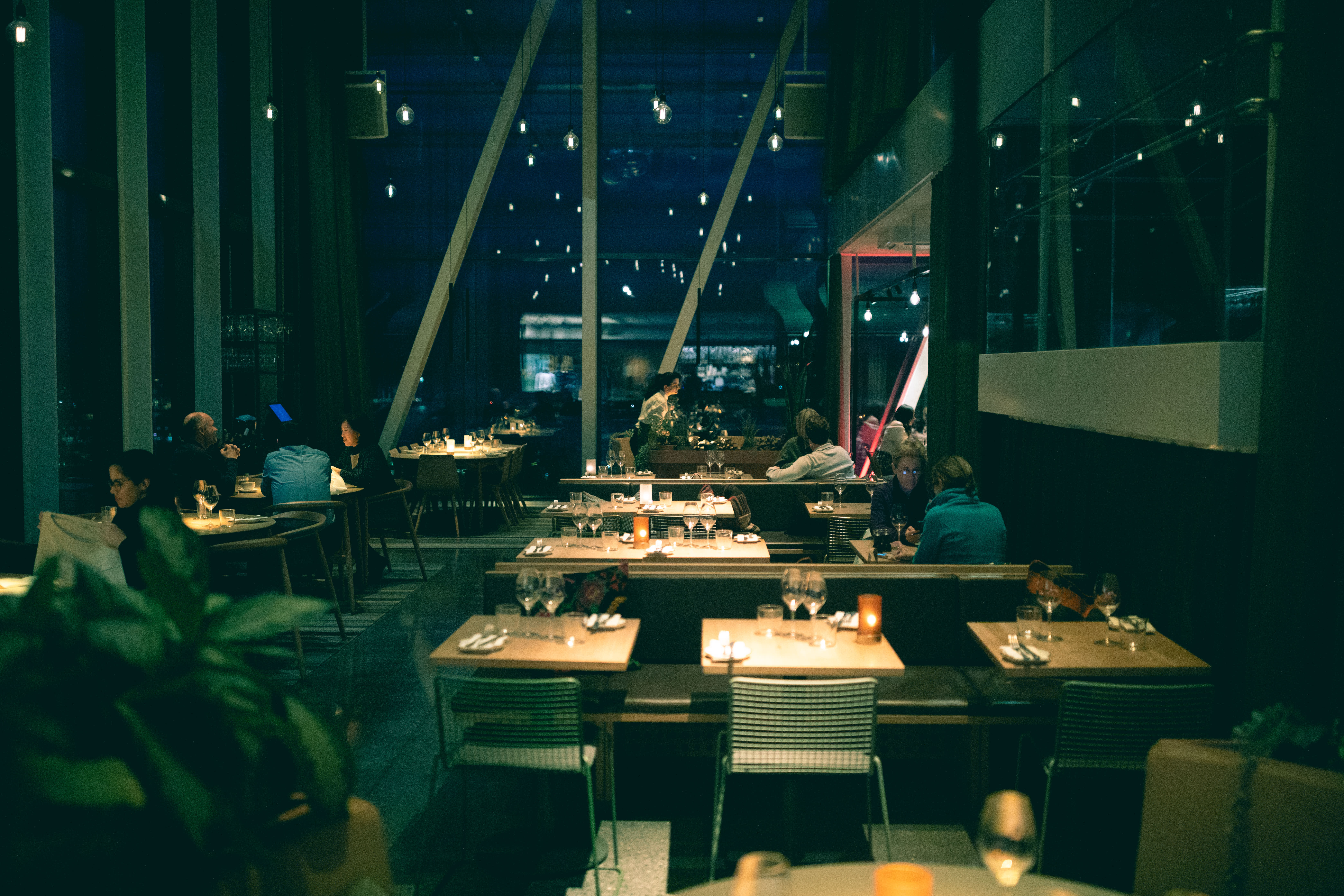 Restauranten har både større bord og mer intime plasser for par.