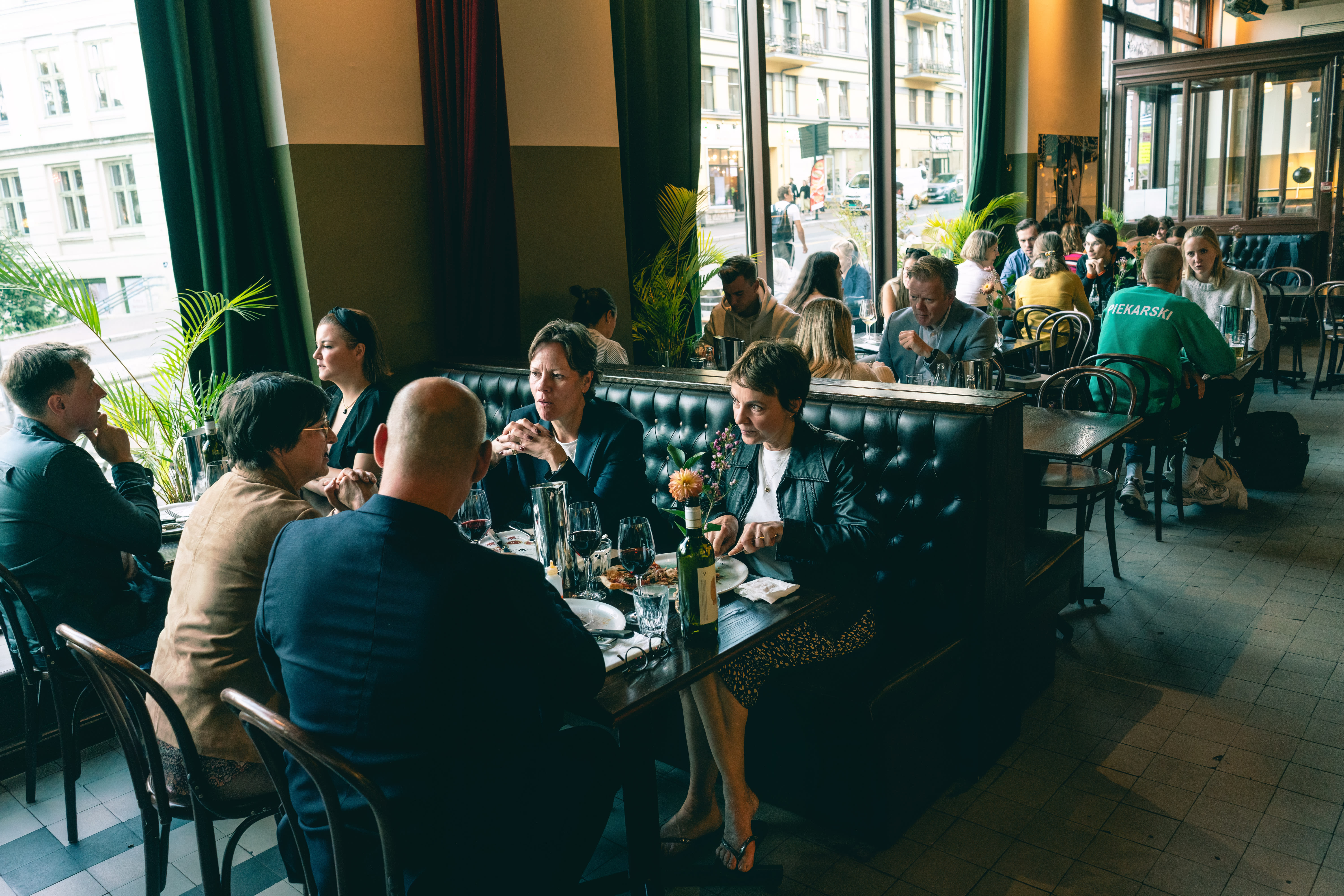 Rett ved rundkjøringen på Alexander Kiellands plass er stedet som er bakeri og kafé på dagtid, og pizzarestaurant på kveldstid.
