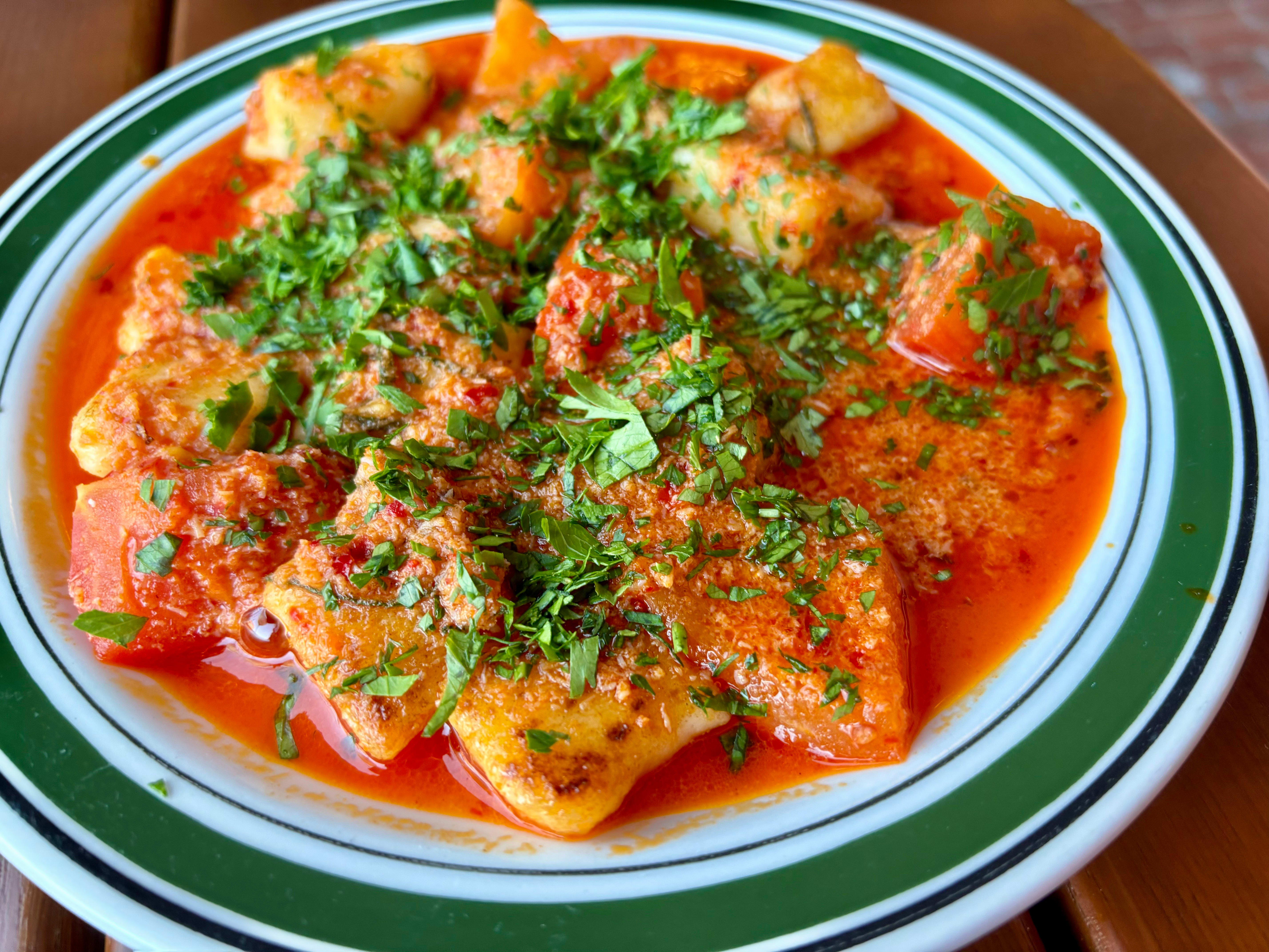 Det smaker av sjø, tomat, chili og røkt paprika. 