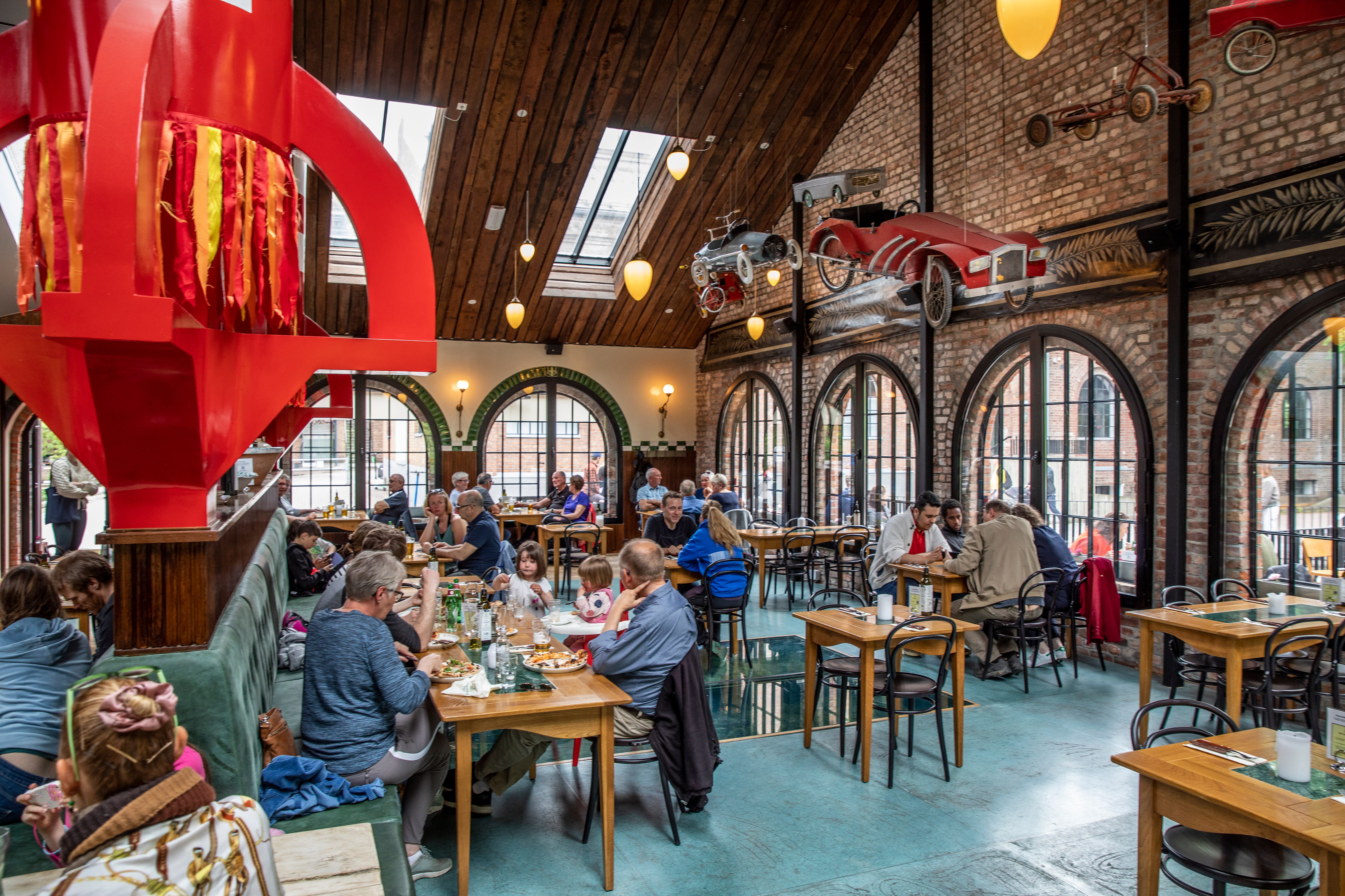 Lekent og sjarmerende under det høye taket. 