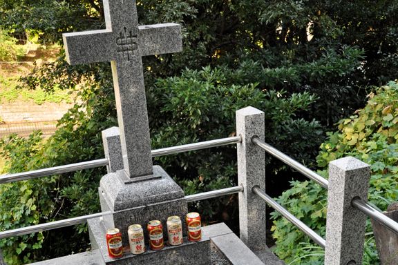 Vi snek oss inn for å se graven til nordmannen som er en legende i Japan. Der sto det fem bokser øl. 