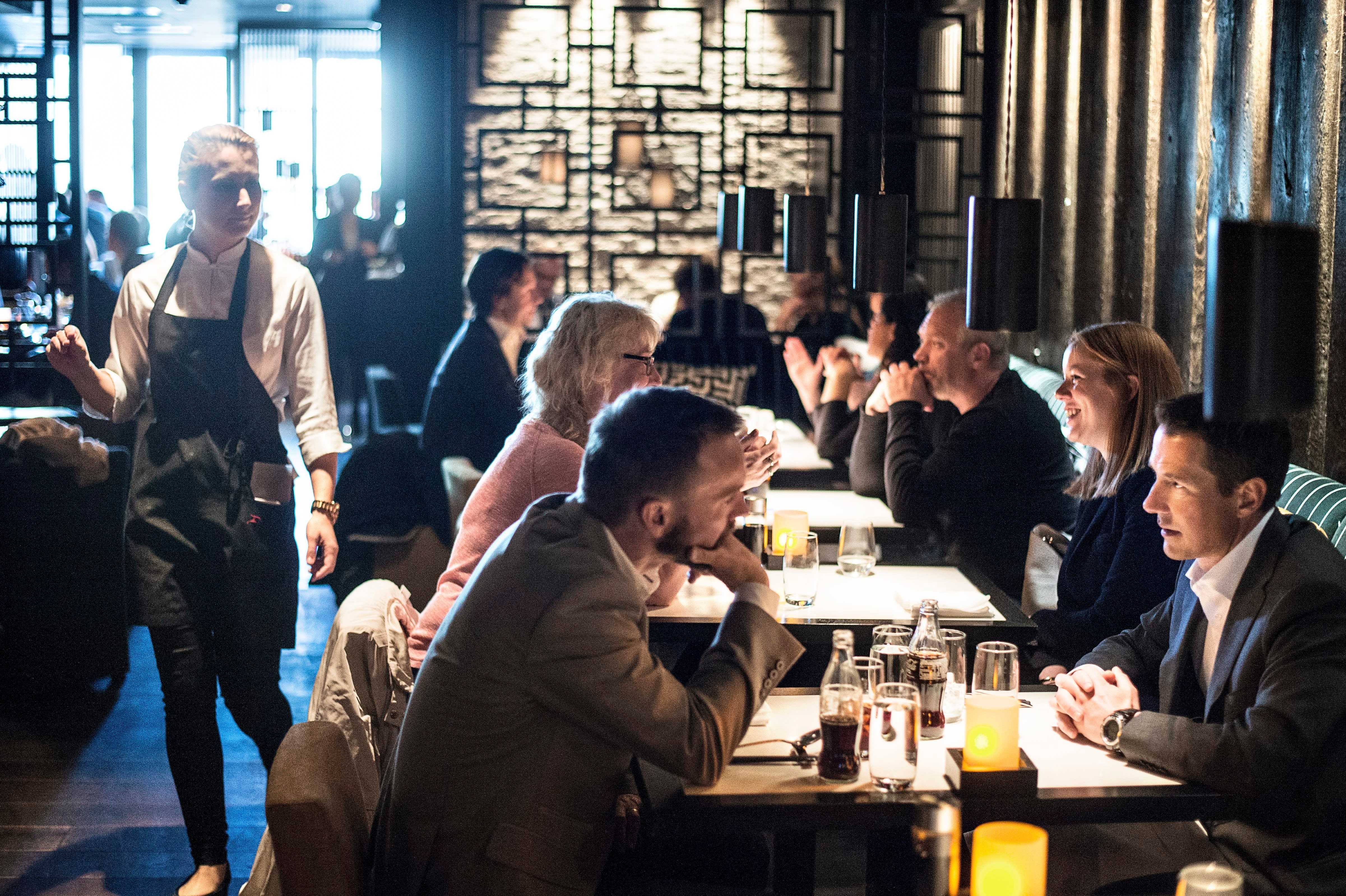 Det er som vanlig stappfullt hos Dinner restaurant. 