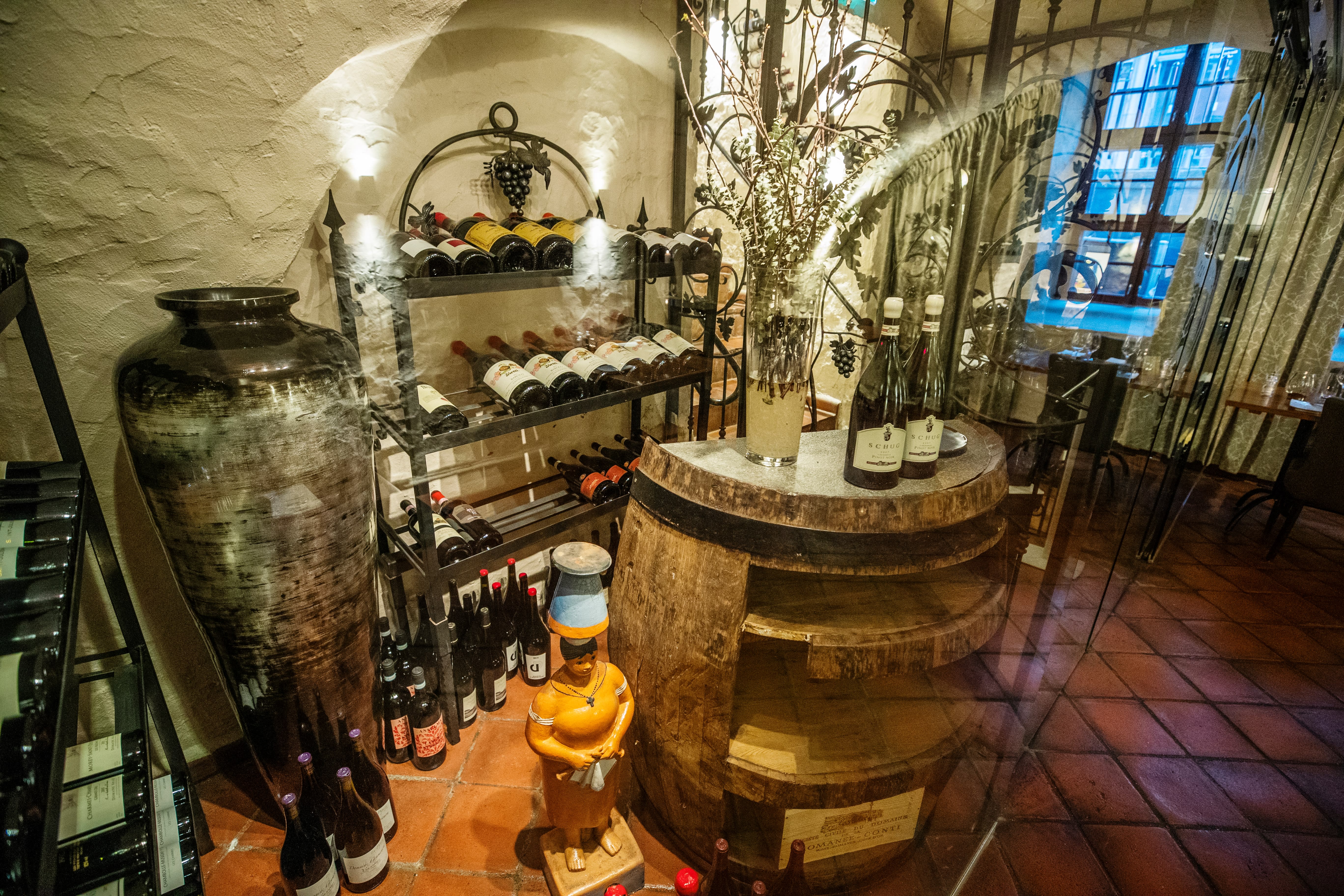 Statholderens mat- og vinkjeller innfrir.