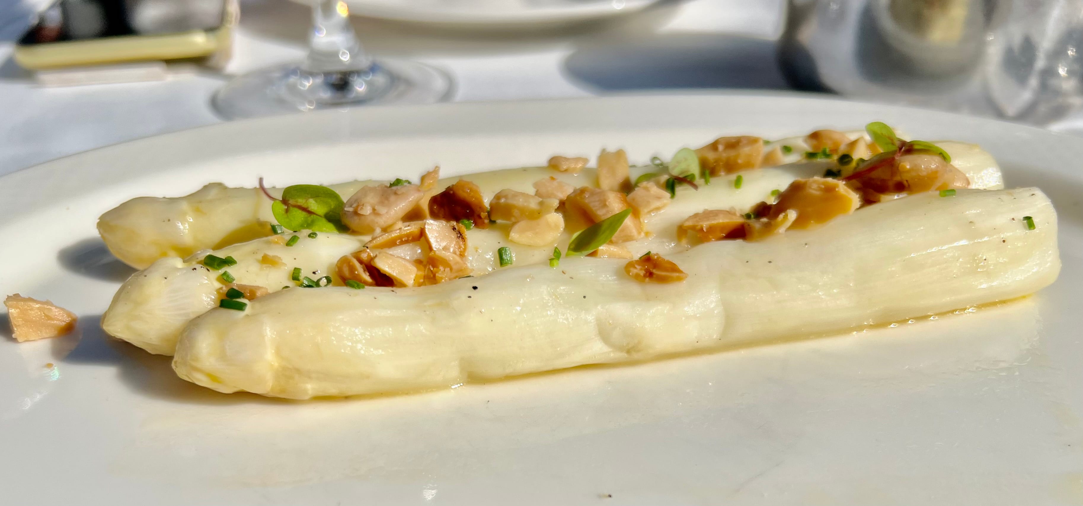 Herlige, hvite asparges. 