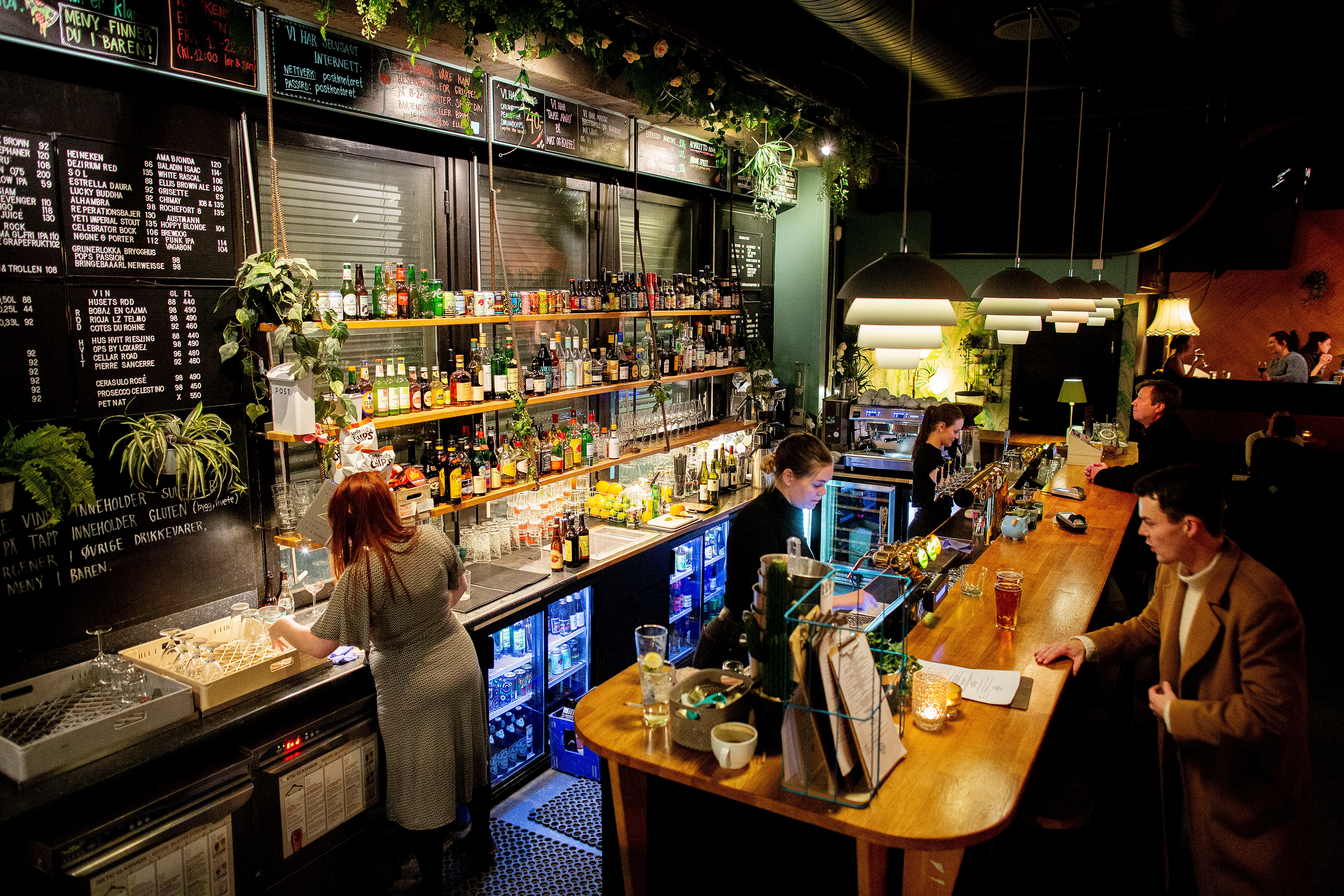 På disse barene kan du le, konkurrere og krangle over brettspill