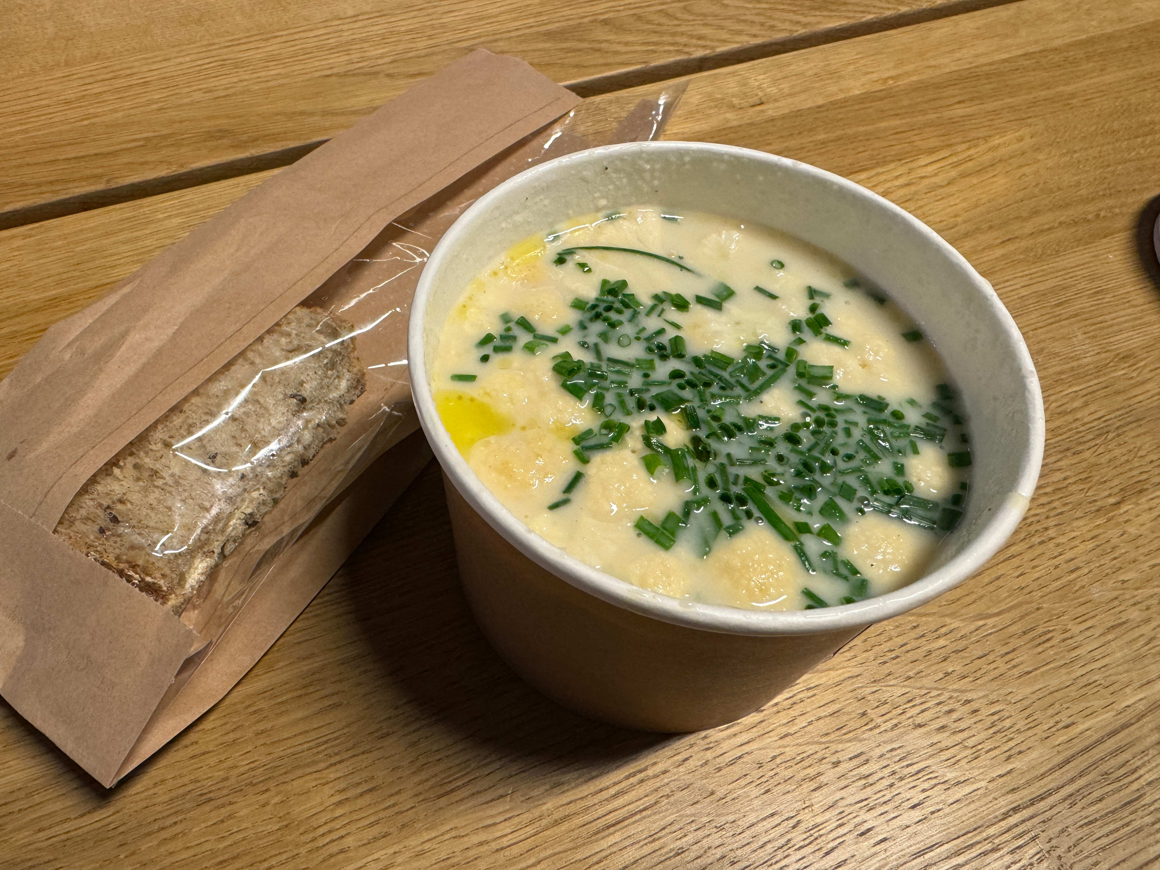 Whatsoups blomkålsuppe med bacon og gressløk serveres med brød med Røros-smør.