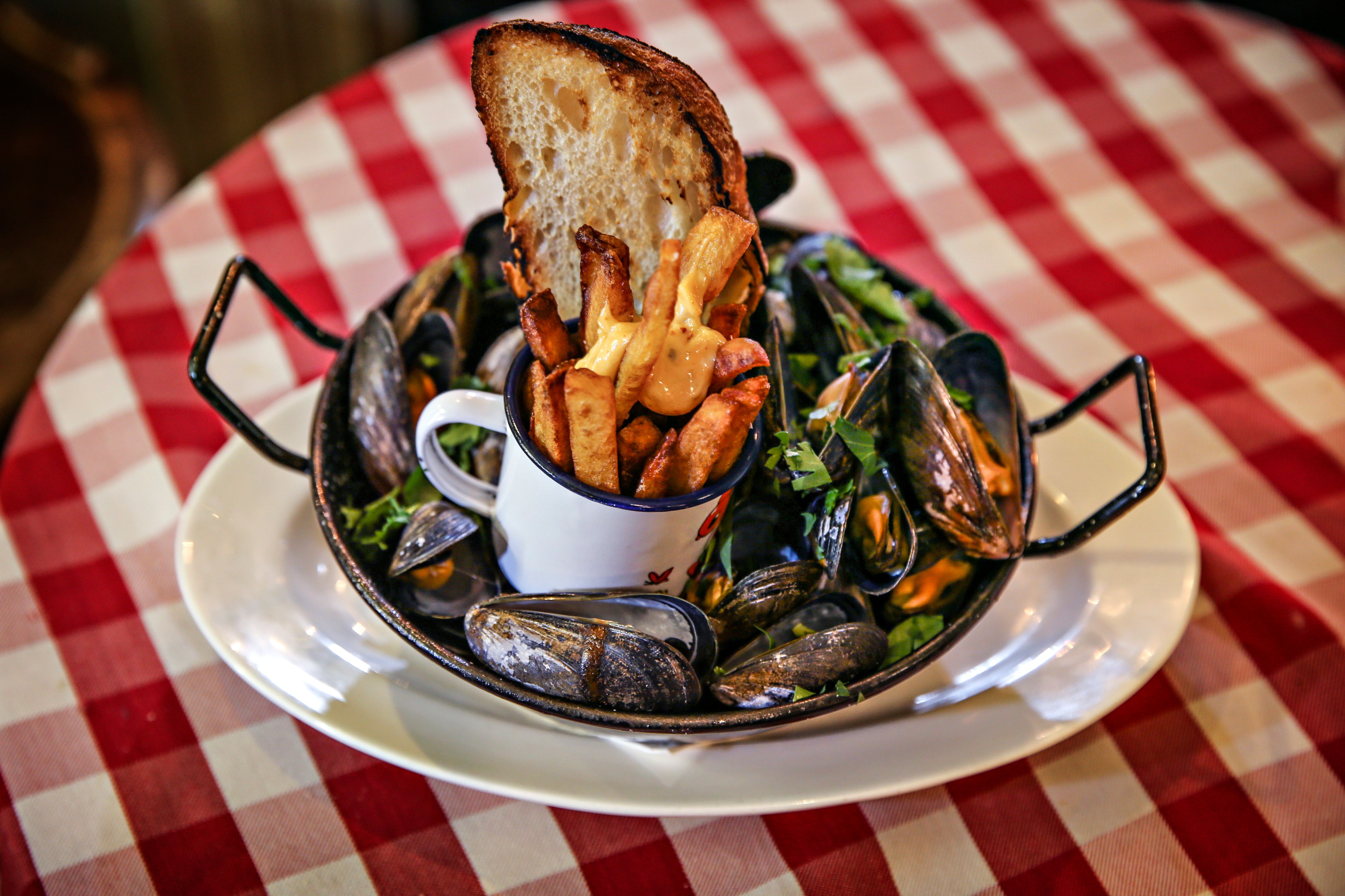 Her får du moules frites