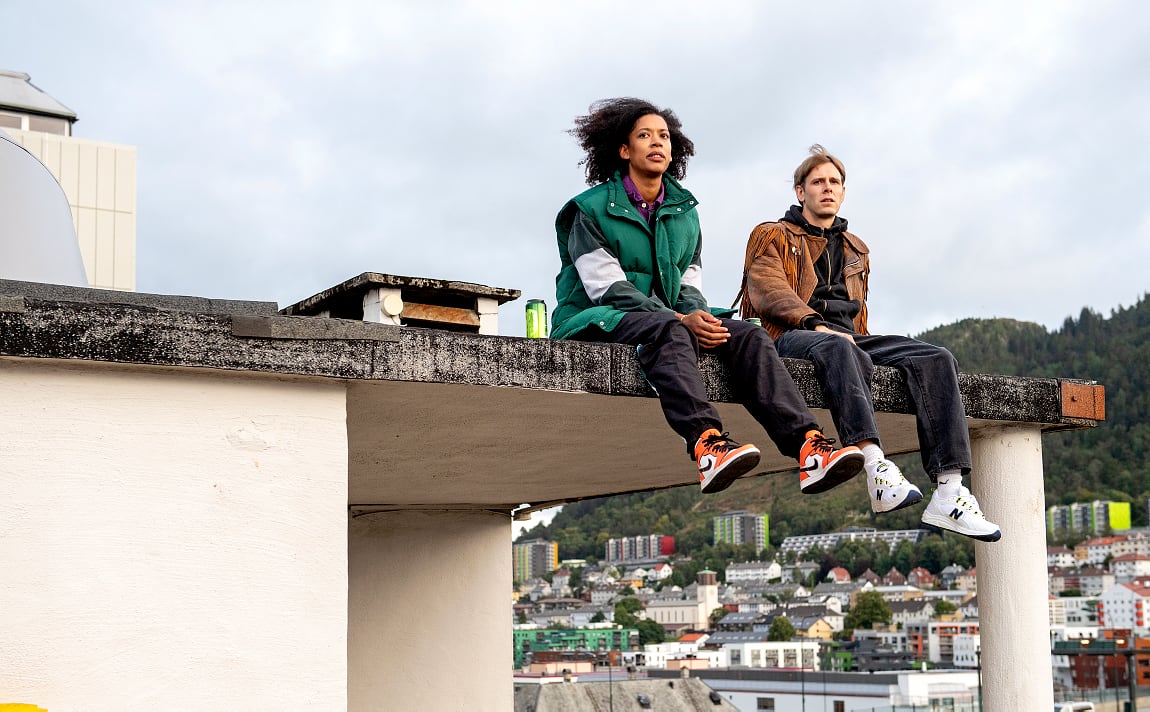 Amy Black Ndiaye og Lars Vaular lager rapmusikk og snakker om livet i «Verden er min». Serien fra Bergen har premiere 9. februar.