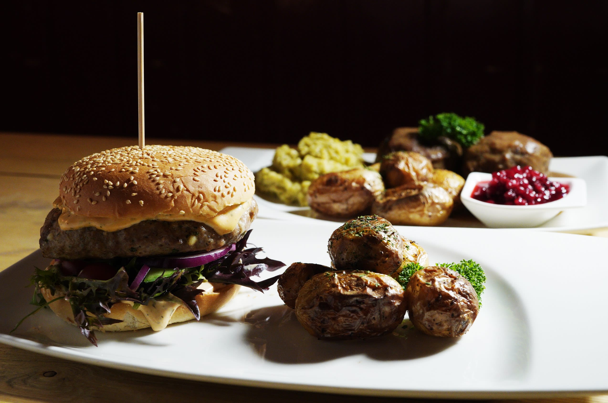 Lammeburgeren kunne gjerne hatt mer tilbehør, for eksempel en liten skål med dressing.