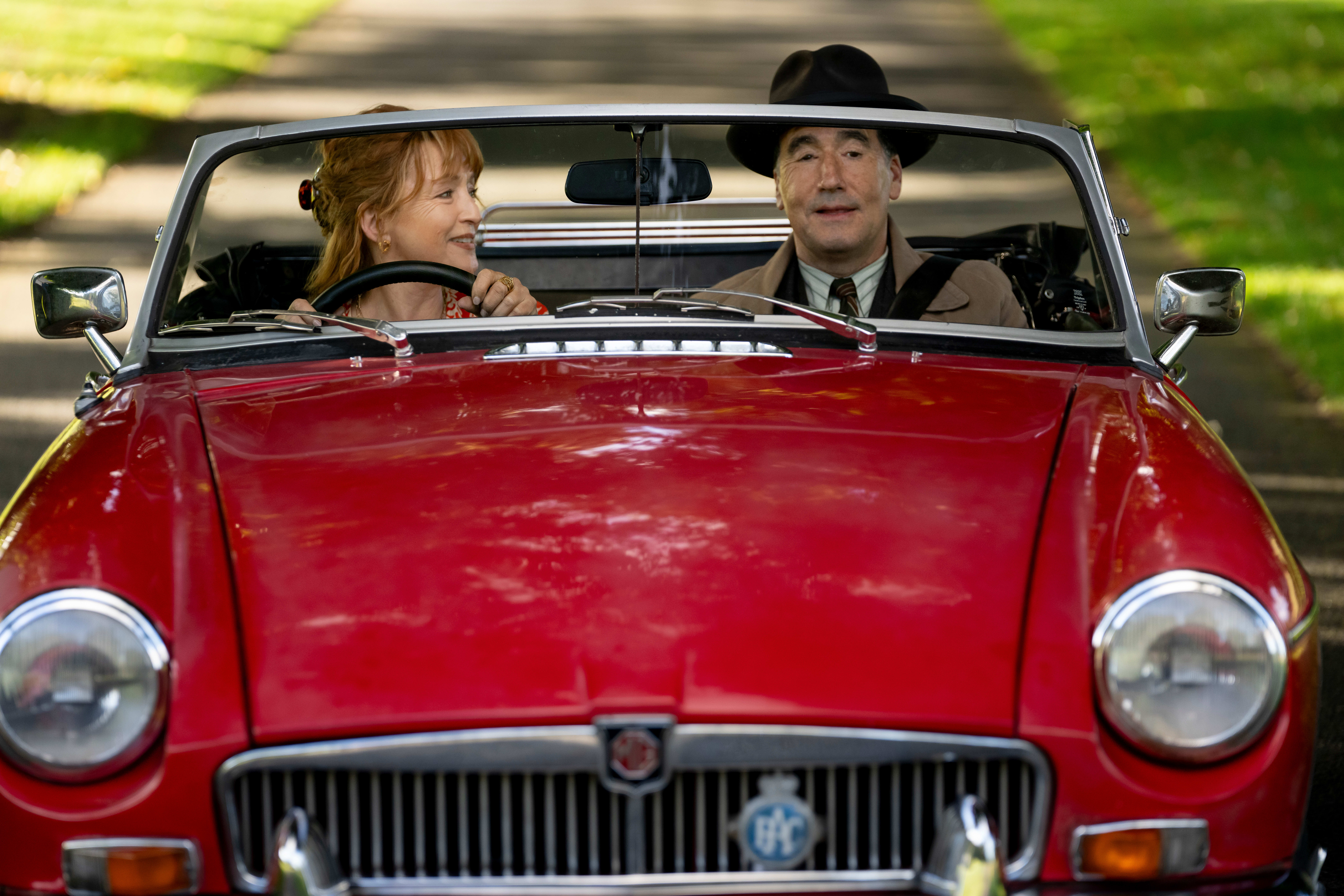 Susan Ryeland (Lesley Manville) og Atticus Pünd (Timothy McMullan) er glad i den smekre røde sportsbilen. 