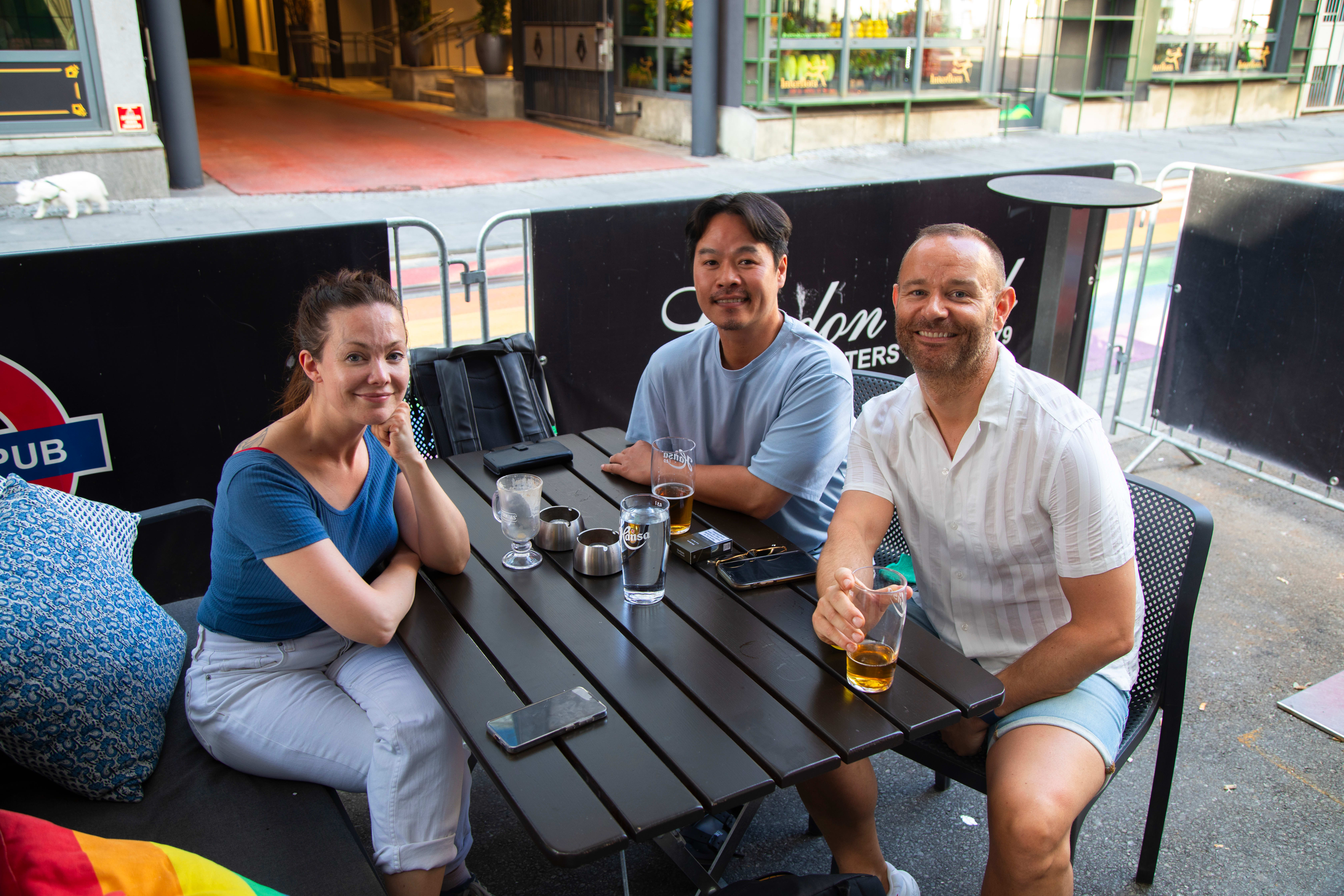 – Men det er jo negativt at man drikker mye, sier Luong Ngo (i midten).