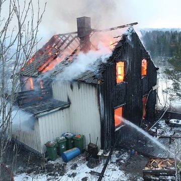 Tenåringer reddet seg ut av brennende hus – måtte hoppe fra andre etasje