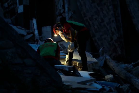 247 bekreftet døde etter jordskjelvet: – Dessverre er 90 prosent av dem som vi graver opp, døde