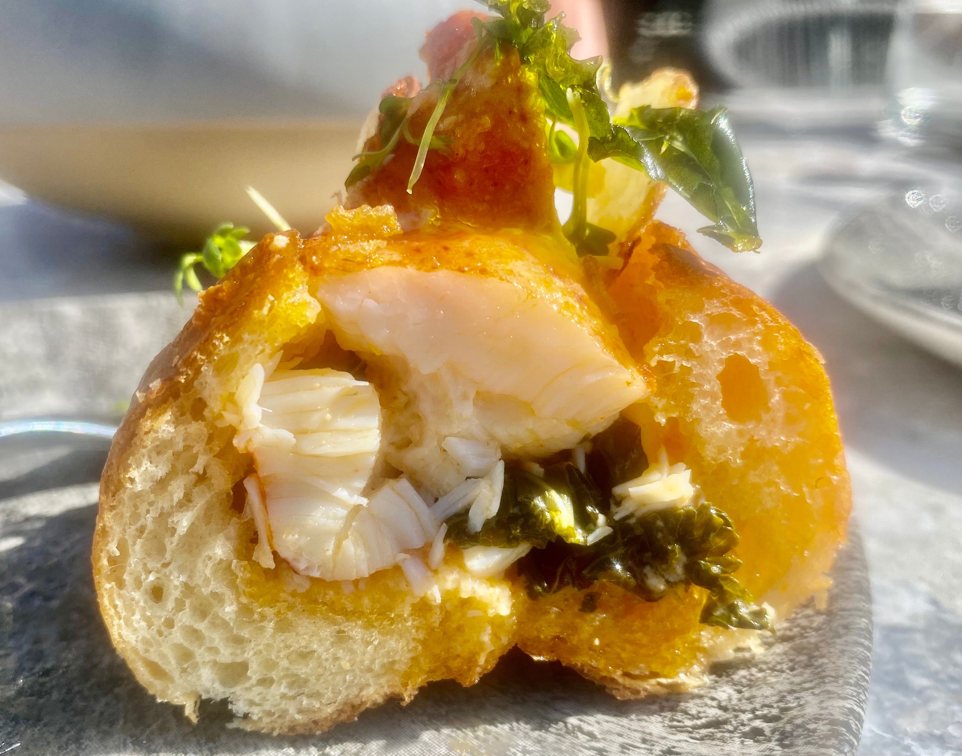 Brukbar lobsterroll med brunet smør. 