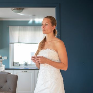 Heidi har forsøkt å gifte seg med Thomas tre ganger. Nå selger hun tre kjoler. Her er historiene om brudekjolene som aldri ble brukt. 