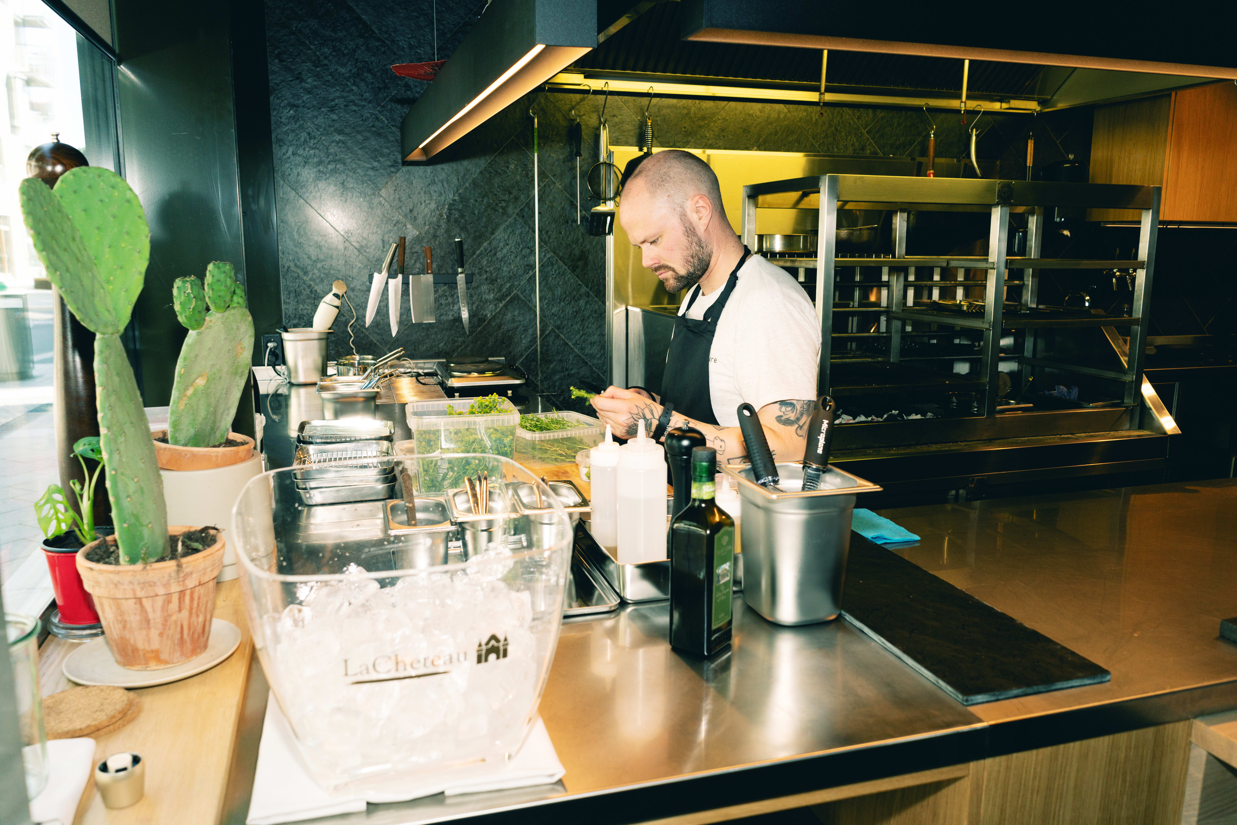 Peder Støylen, som har bakgrunn fra blant annet Maaemo, Kontrast og Trattoria Popolare, er en Varemottakets stjernekokker. 