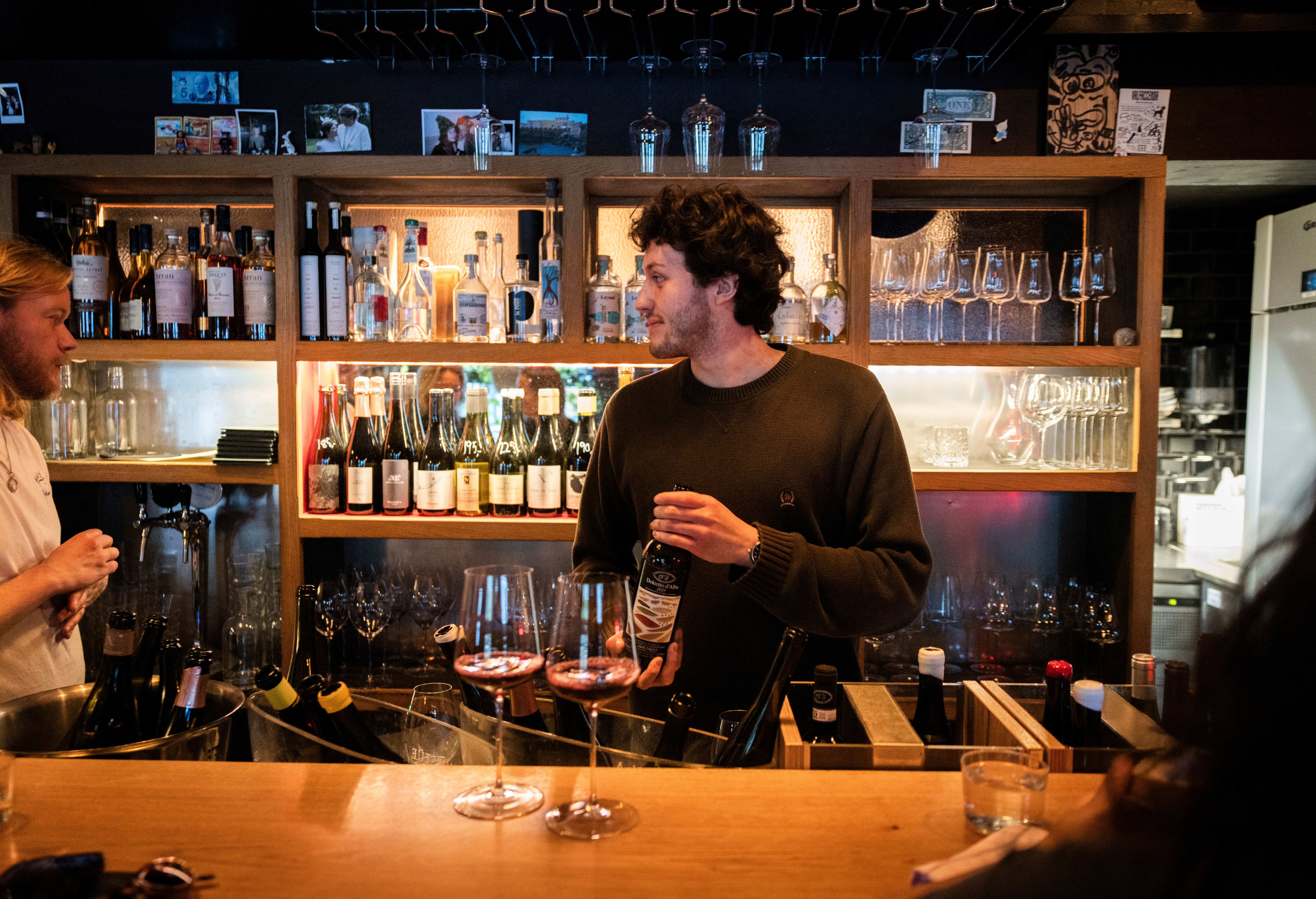 Trym Kroken i aksjon en kveld på Nektar vinbar.