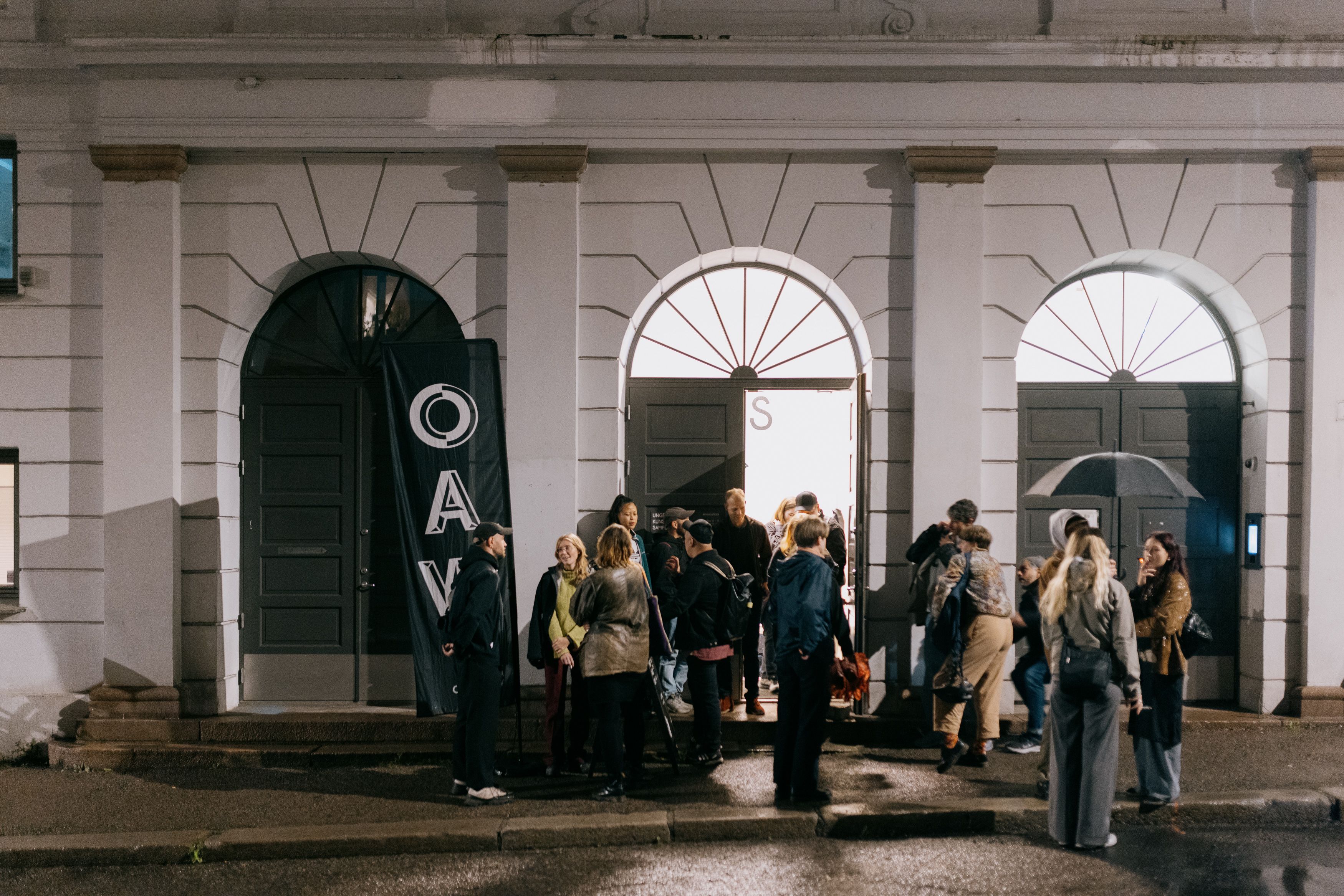 Spis pølser, vinn et kunstverk? På lørdag kl. 13 på Allé Allé! er det en slags løpende spisekonkurranse hvor du kan vinne et originalverk signert Fredrik Værslev og Sverre Koren Bjertnæs.