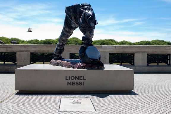 Kappet hodet av Messi-statue