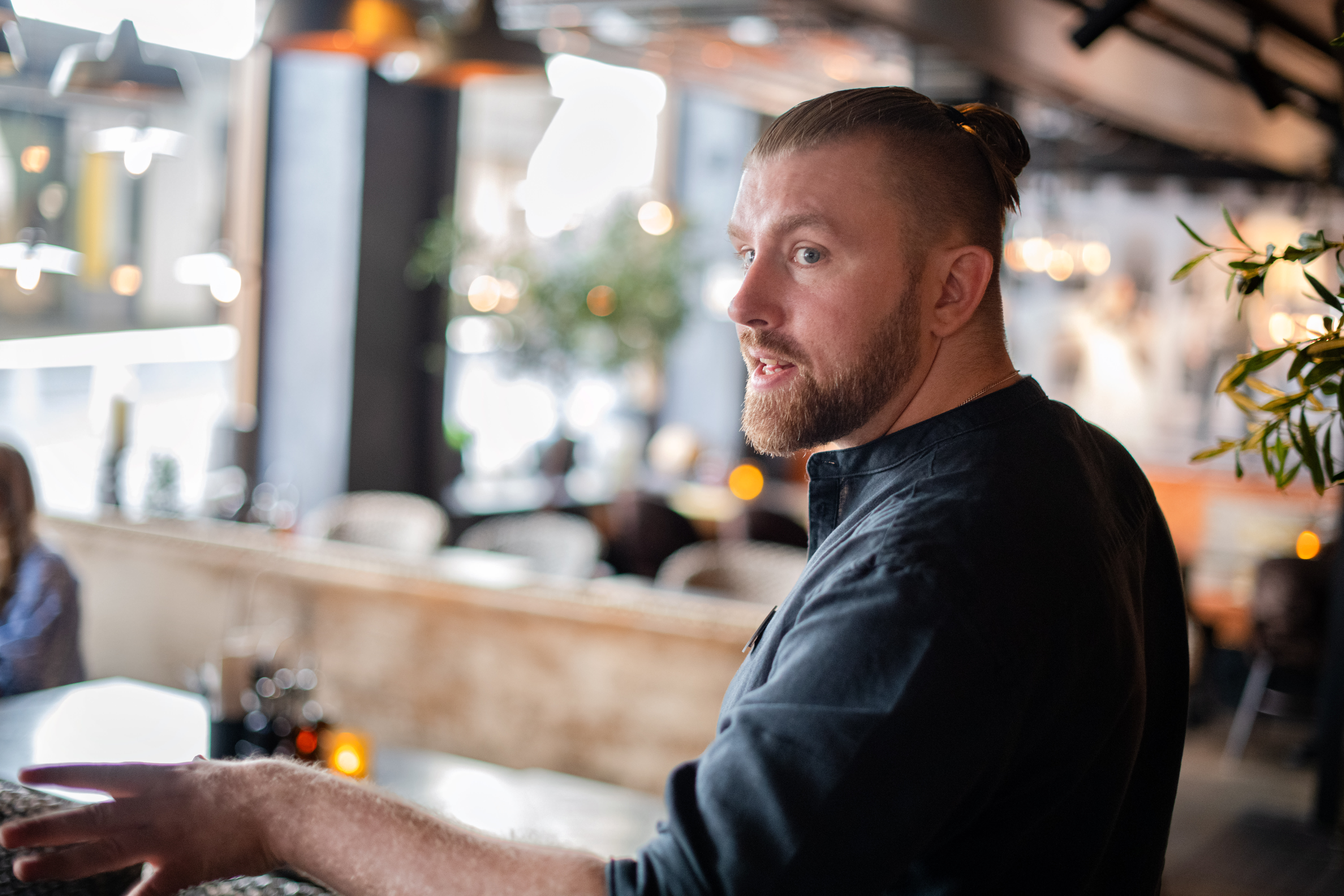 Jesper Emilsson, assisterende restaurantsjef på Olivia Egertorget.