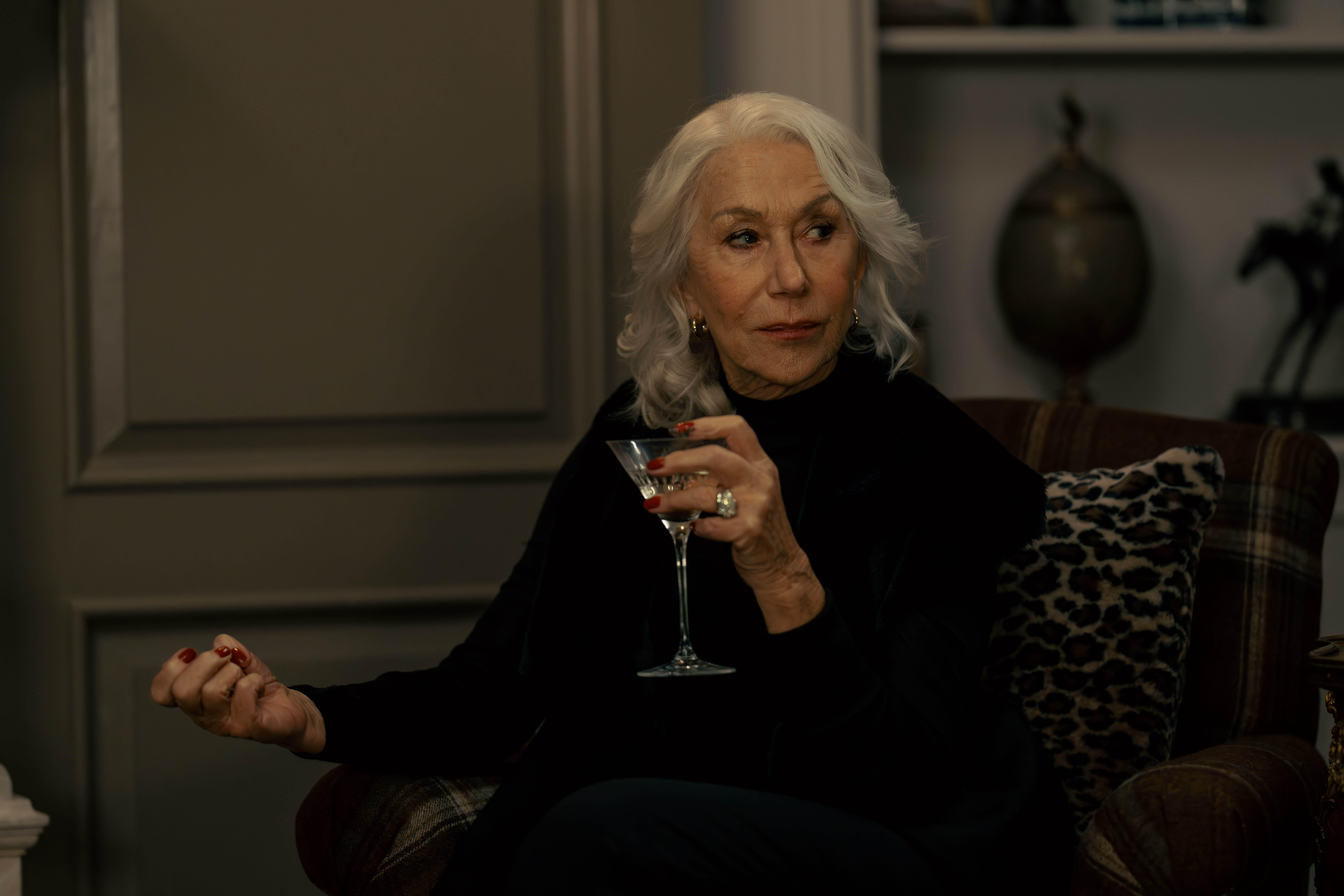 Oscar-vinner Helen Mirren er iskald mafiakone i «MobLand». Maeve Harrigan legger snikete planer.