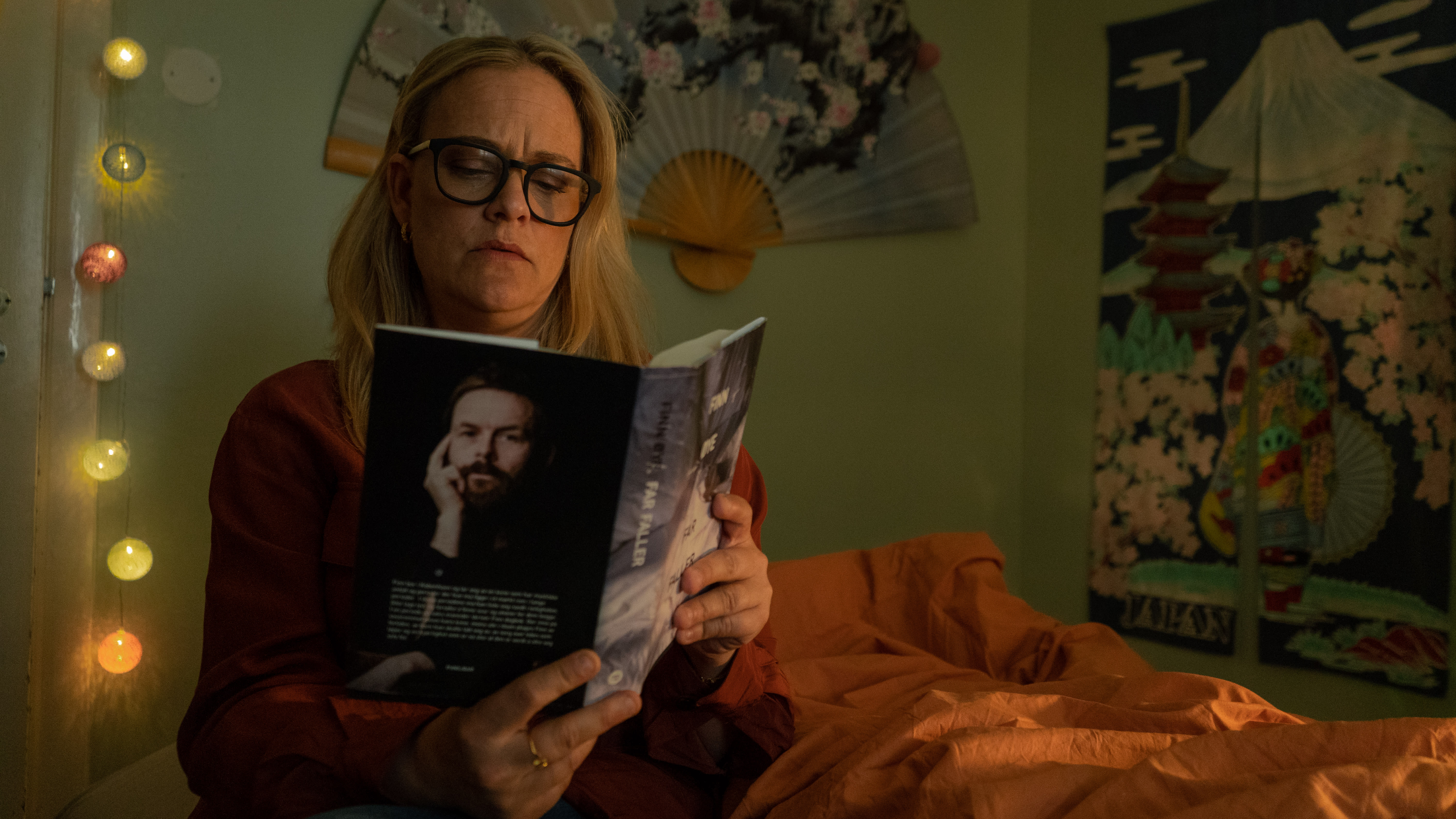 Henriette Steenstrups eksmann Finn har skrevet boken «Far faller». Den handler om forholdet til familien, og spiller en viktig rolle i sesong 2 av «Pørni». 