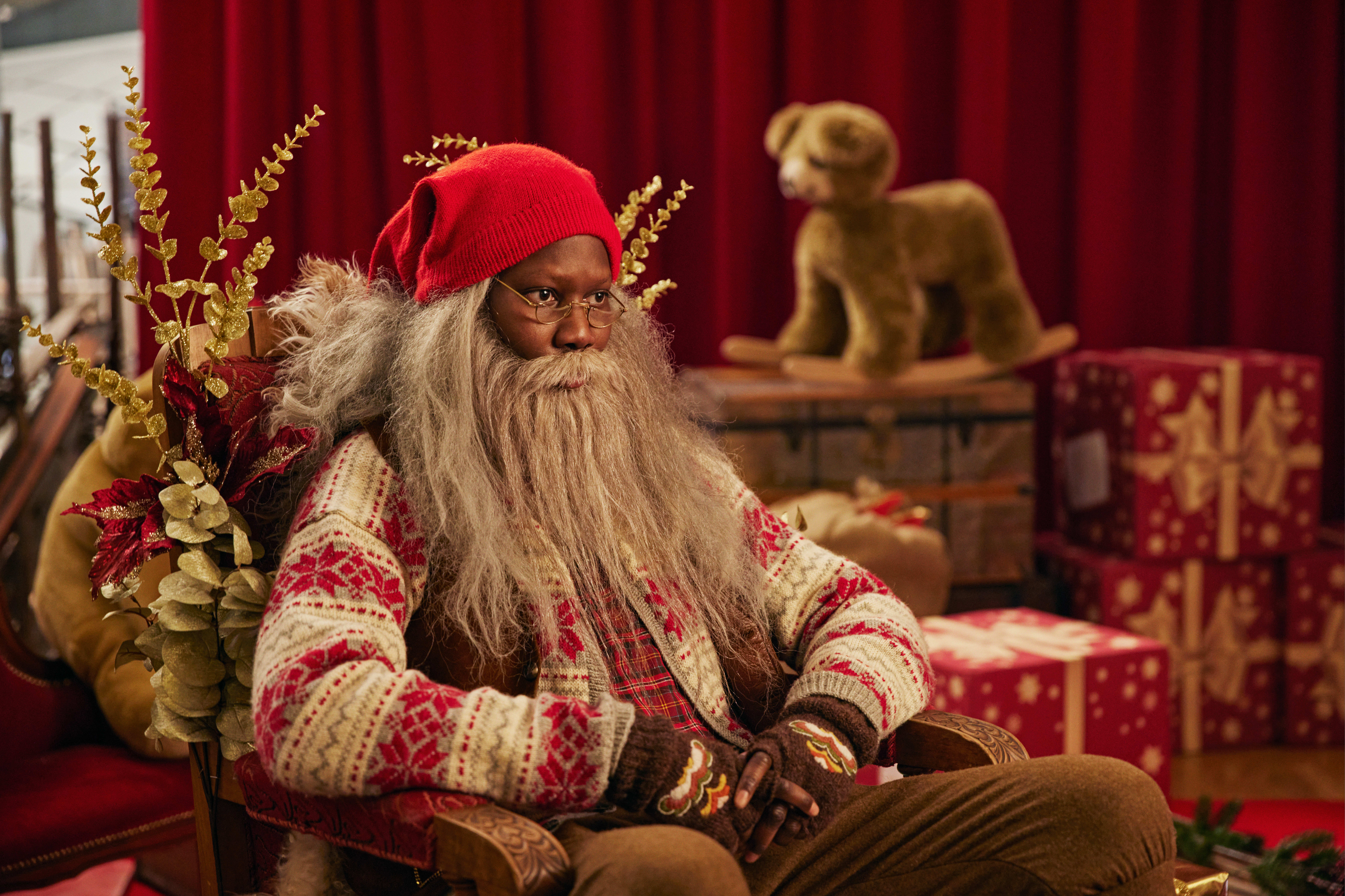 Julenissen (Ibrahim Faal) er lei alle ungene som ønsker seg Iphone og Chanel-vesker.