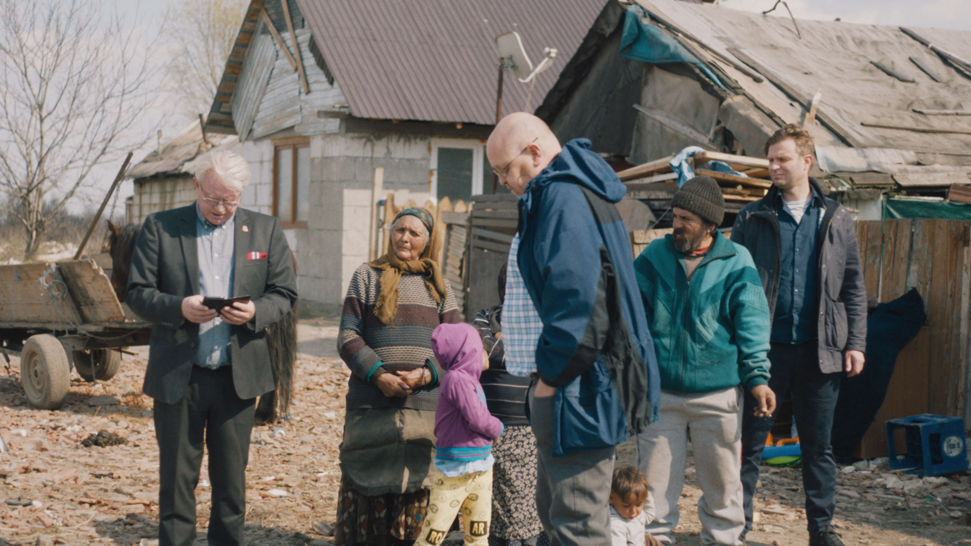 Trond (t.h.) og varaordføreren (t.v.) fotograferes sammen med en fattig familie i Romania. Bildet legger de ut på nyhetssiden sin på Facebook for å høste «likes». 