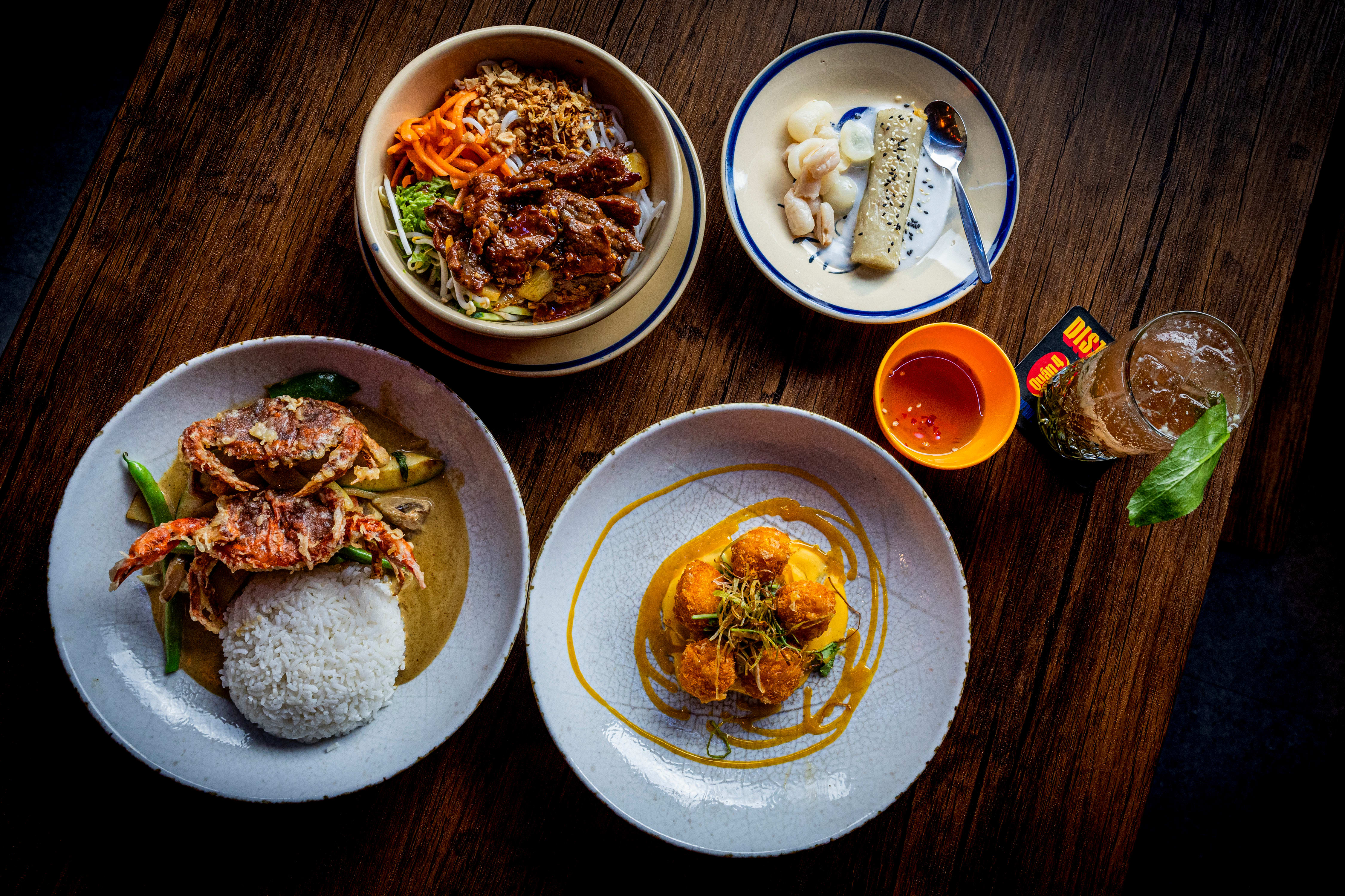 Soft shell crab, lemongrass beef, dragonball og sticky rice. Vi ble mette.