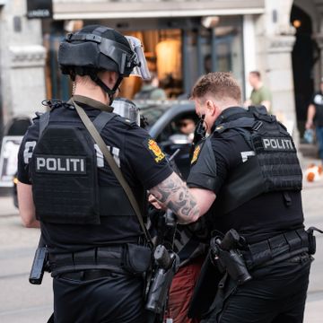 Politiaksjon i Oslo sentrum - utagerende mann i  butikk