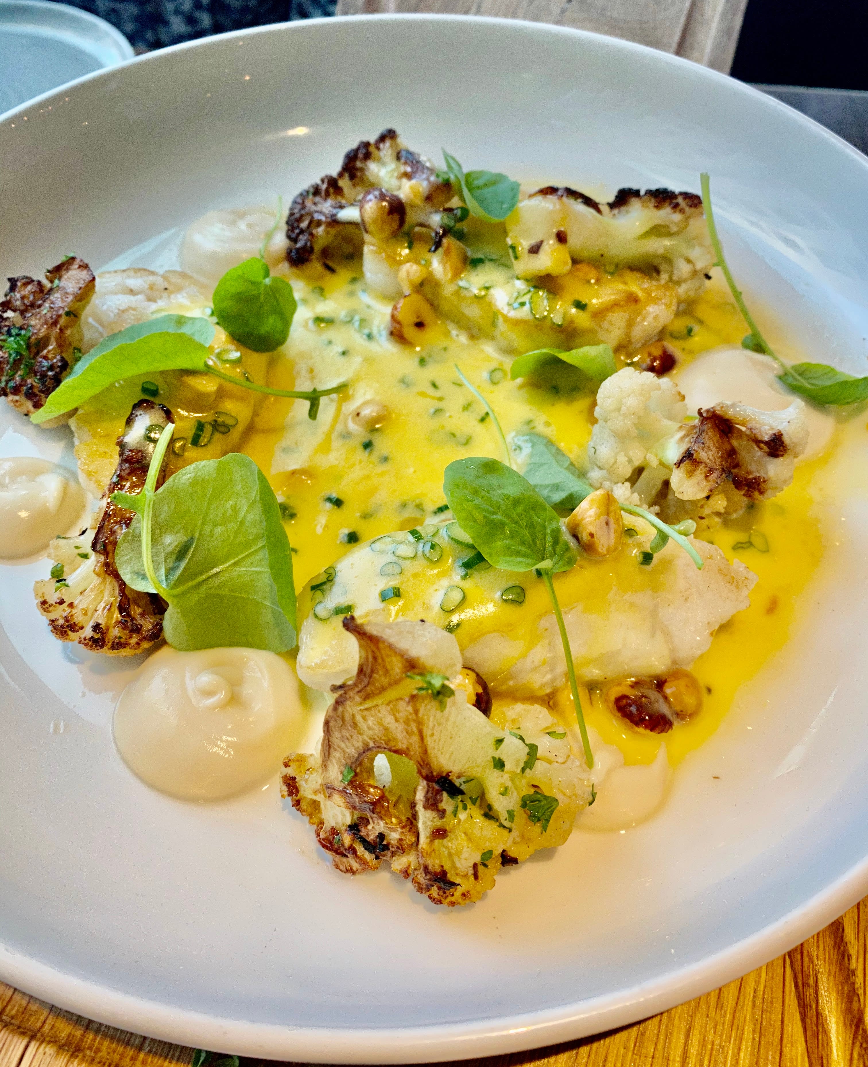 Nydelig lange med blomkål og hasselnøtthollandaise. 