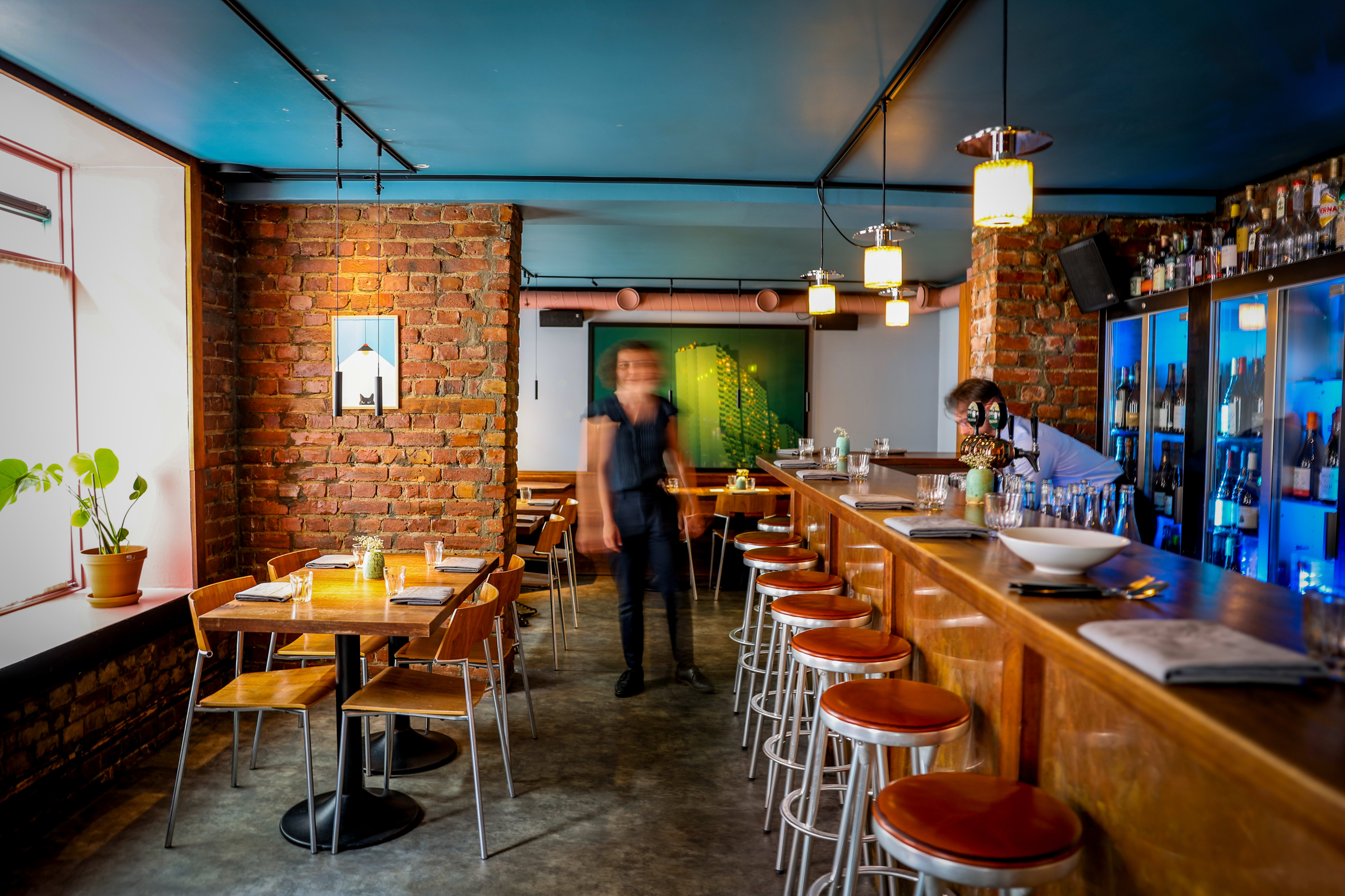 Det er en lang rad med barplasser på Hyde. 