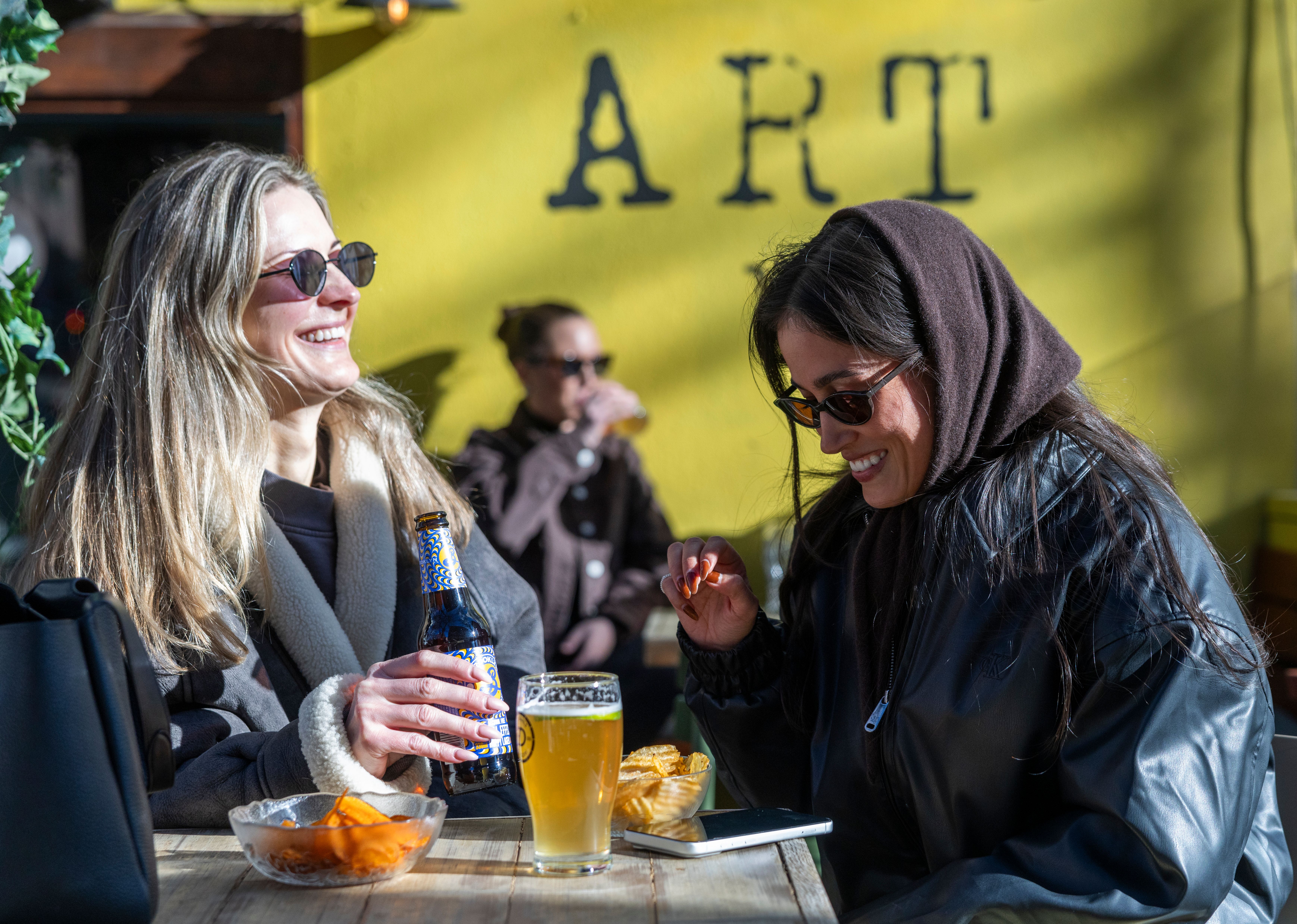 Dette tjener baren på én øl: – Det er ikke lett å overleve