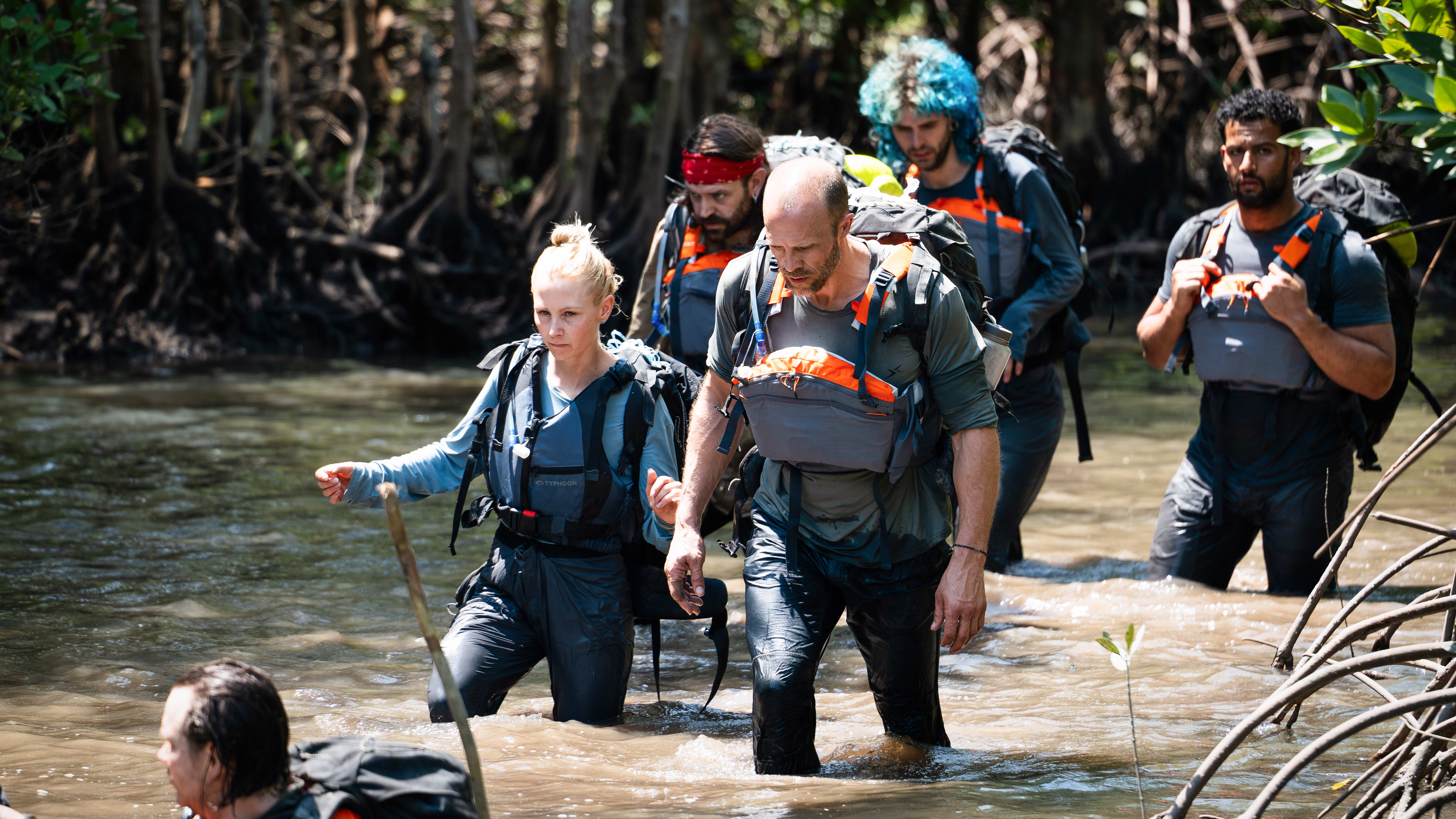  Hver dag skal deltagerne gå en krevende etappe på omtrent fem-sju kilometer i tropevarme. 