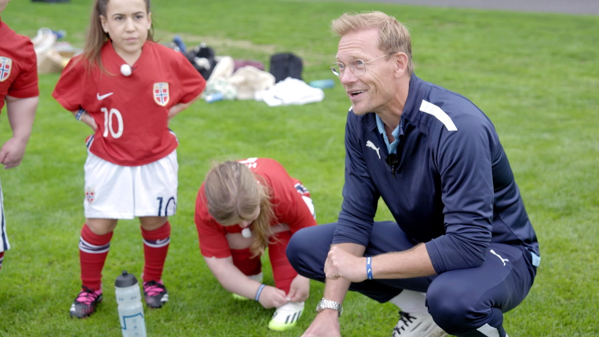 Tidligere fotballproff Ole Martin Årst viser seg å være en svært sympatisk trener – og programleder.