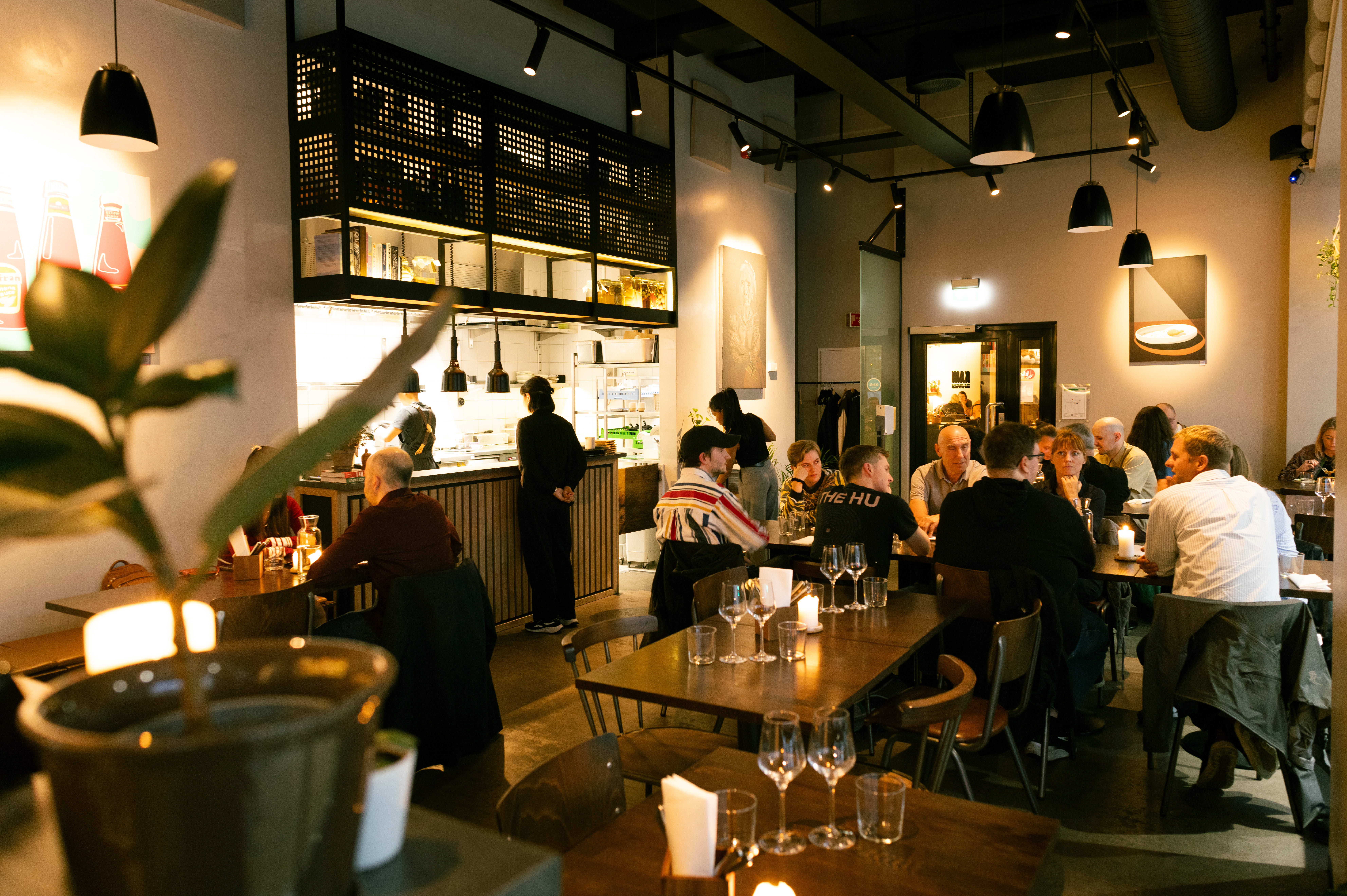 Følg med på de konsentrerte kokkeke. Her er det åpen kjøkkenløsning.