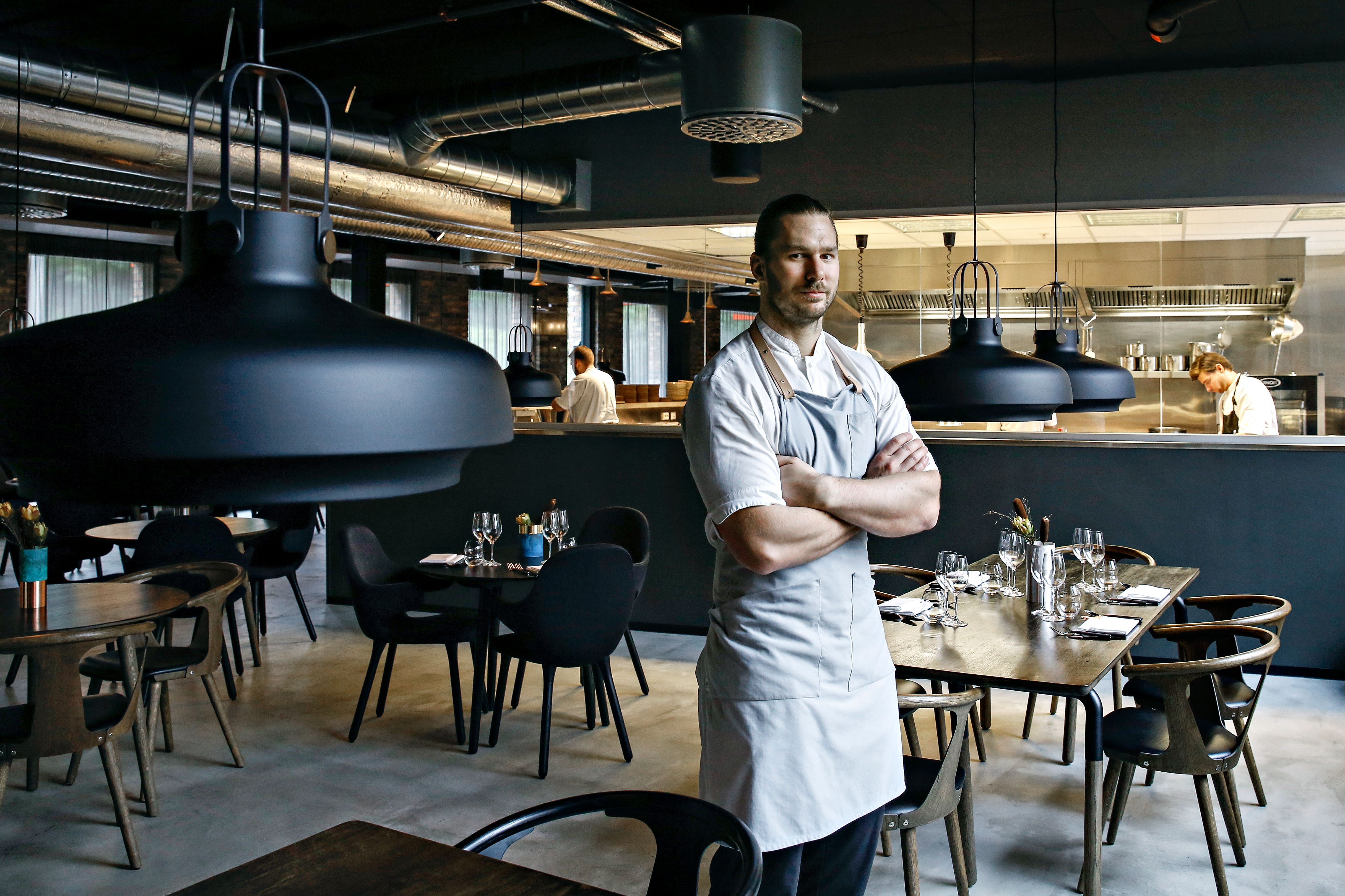 Hos Restaurant Kontrast har de tilbudt alkoholfri drikkepakke siden de åpnet dørene i 2013, forteller eier og kjøkkensjef Mikael Svensson.