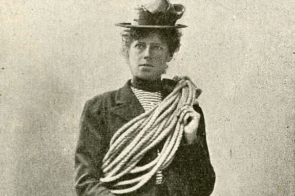 Ikledd skjørt og hatt ble hun første kvinne på toppen av Store Skagastølstind 